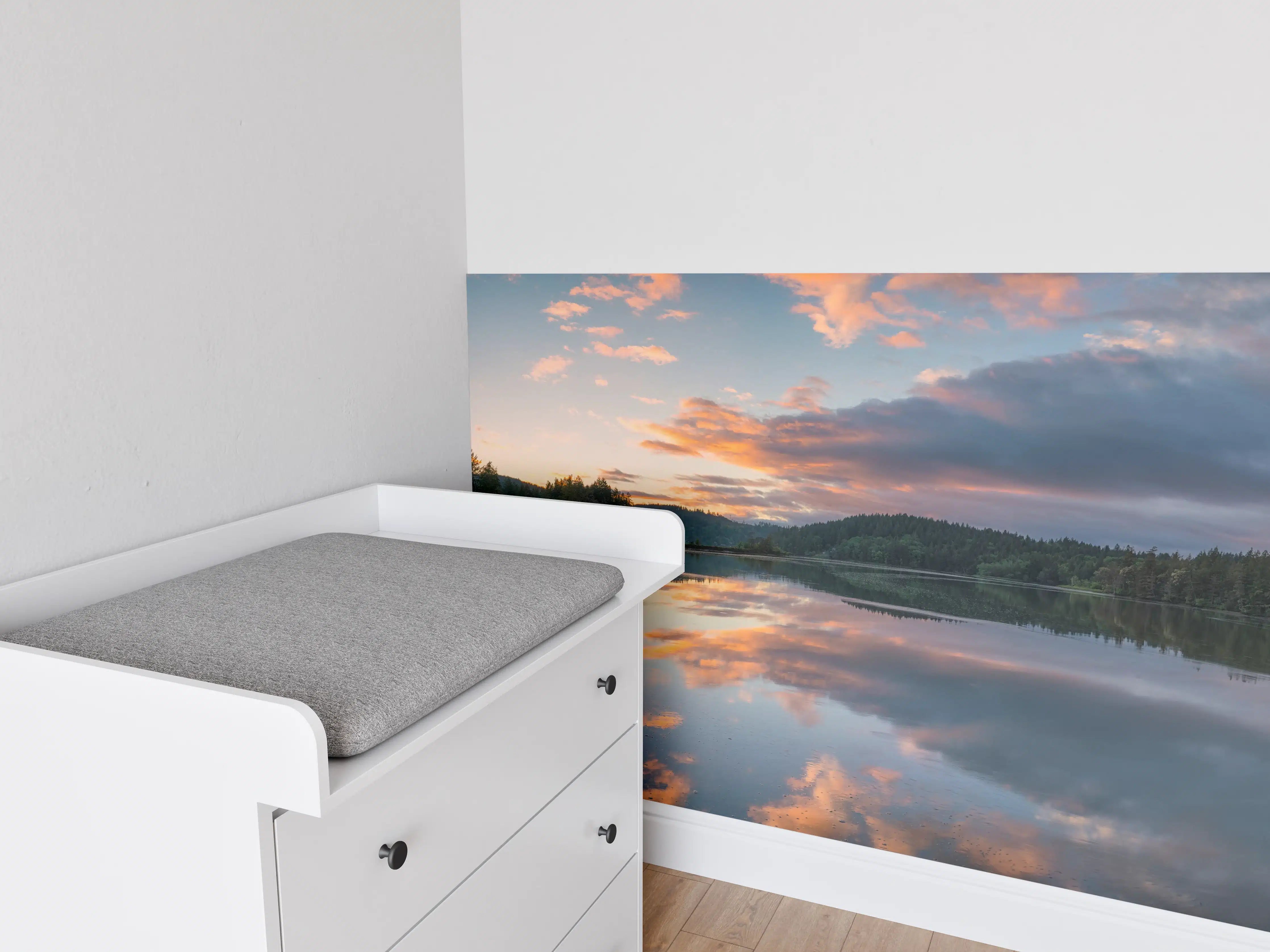 Babyzimmer Wandgestaltung - Spiegelnder See im Sonnenuntergang
