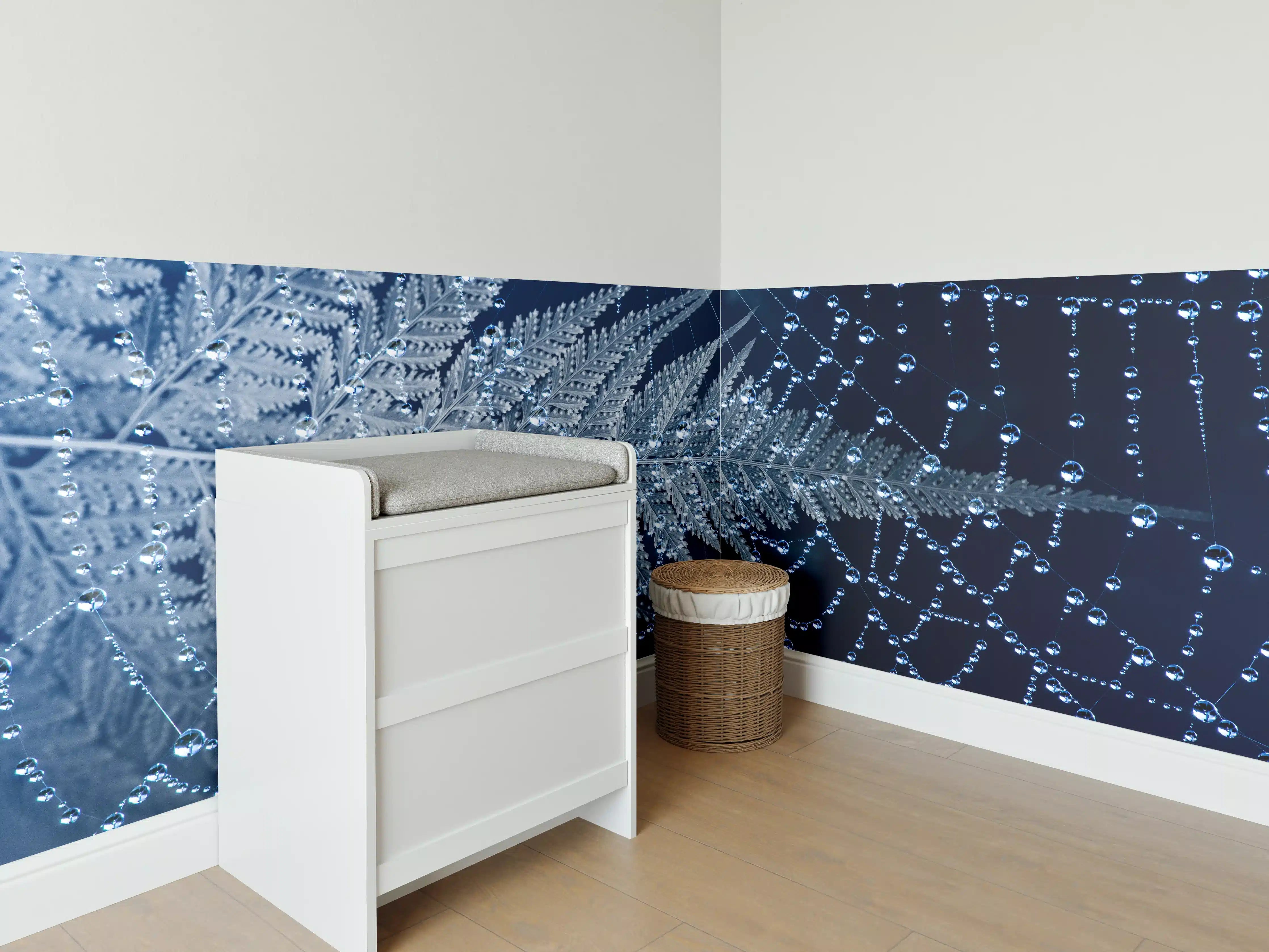 Babyzimmer Wandgestaltung - Spinnennetz Tau Morgengrauen
