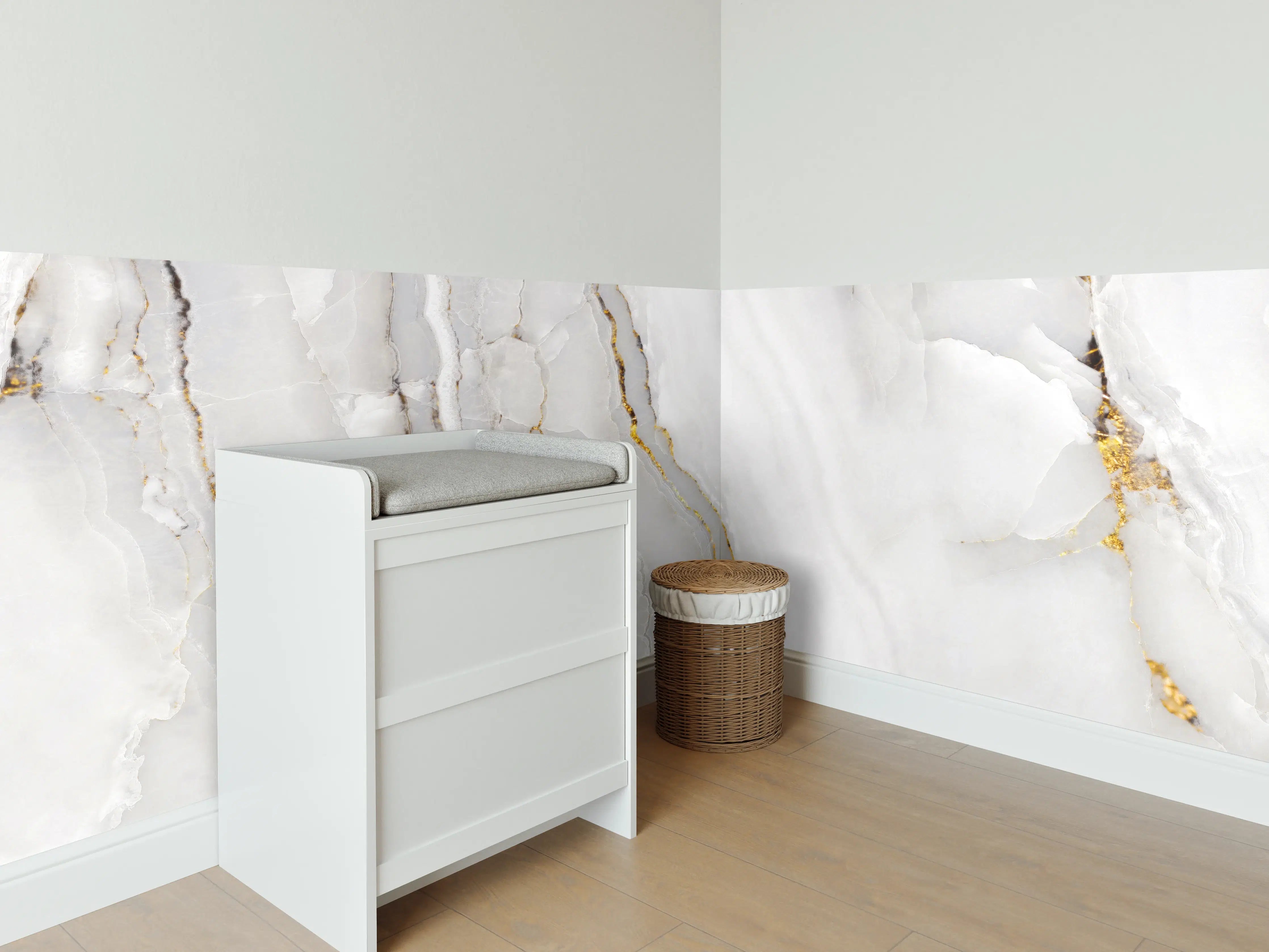 Babyzimmer Wandgestaltung - Statuario Marmor mit goldenen Akzenten