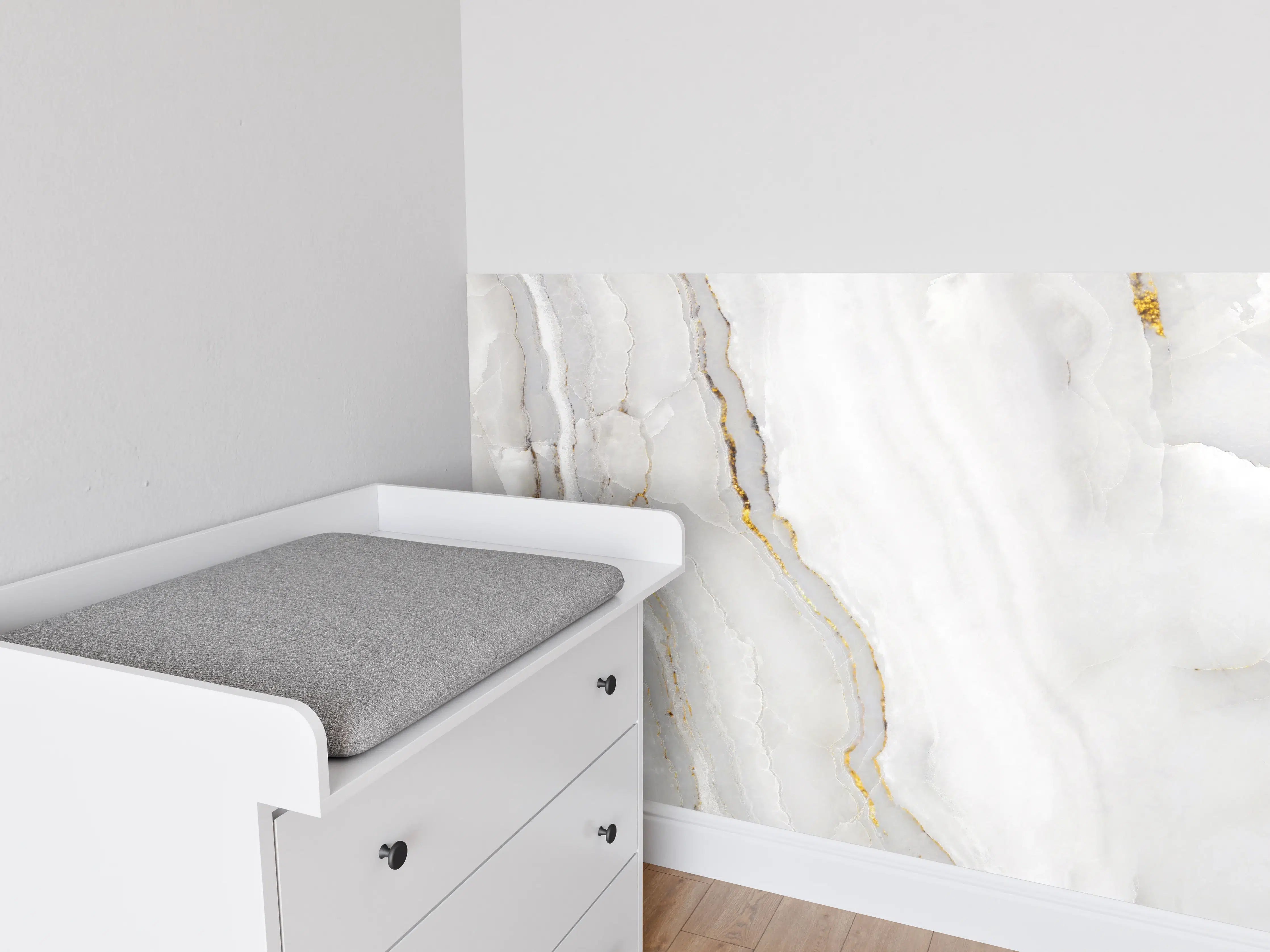 Babyzimmer Wandgestaltung - Statuario Marmor mit goldenen Akzenten