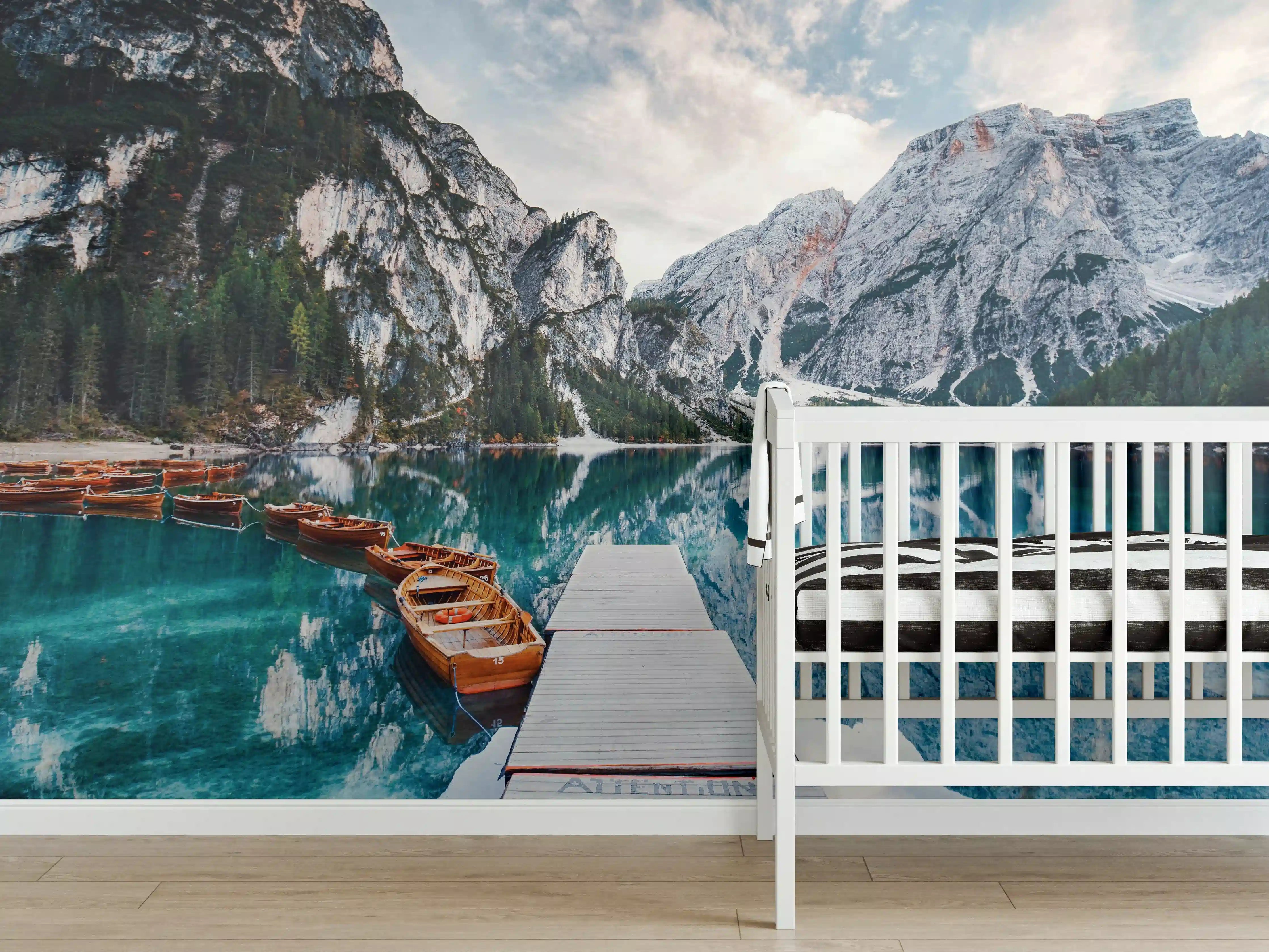 Babyzimmer Wandgestaltung - Steg am Bergsee mit Booten