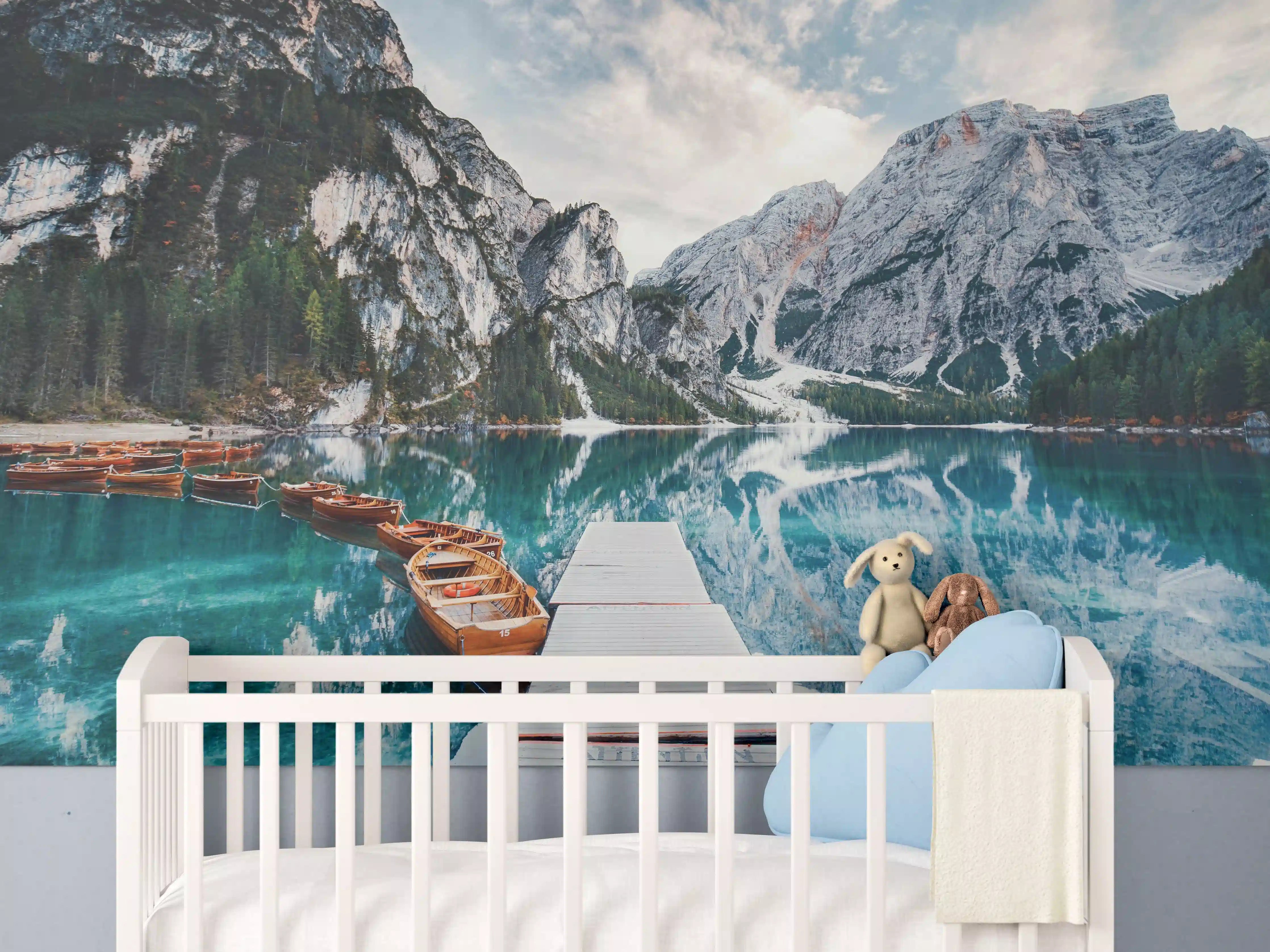 Babyzimmer Wandgestaltung - Steg am Bergsee mit Booten