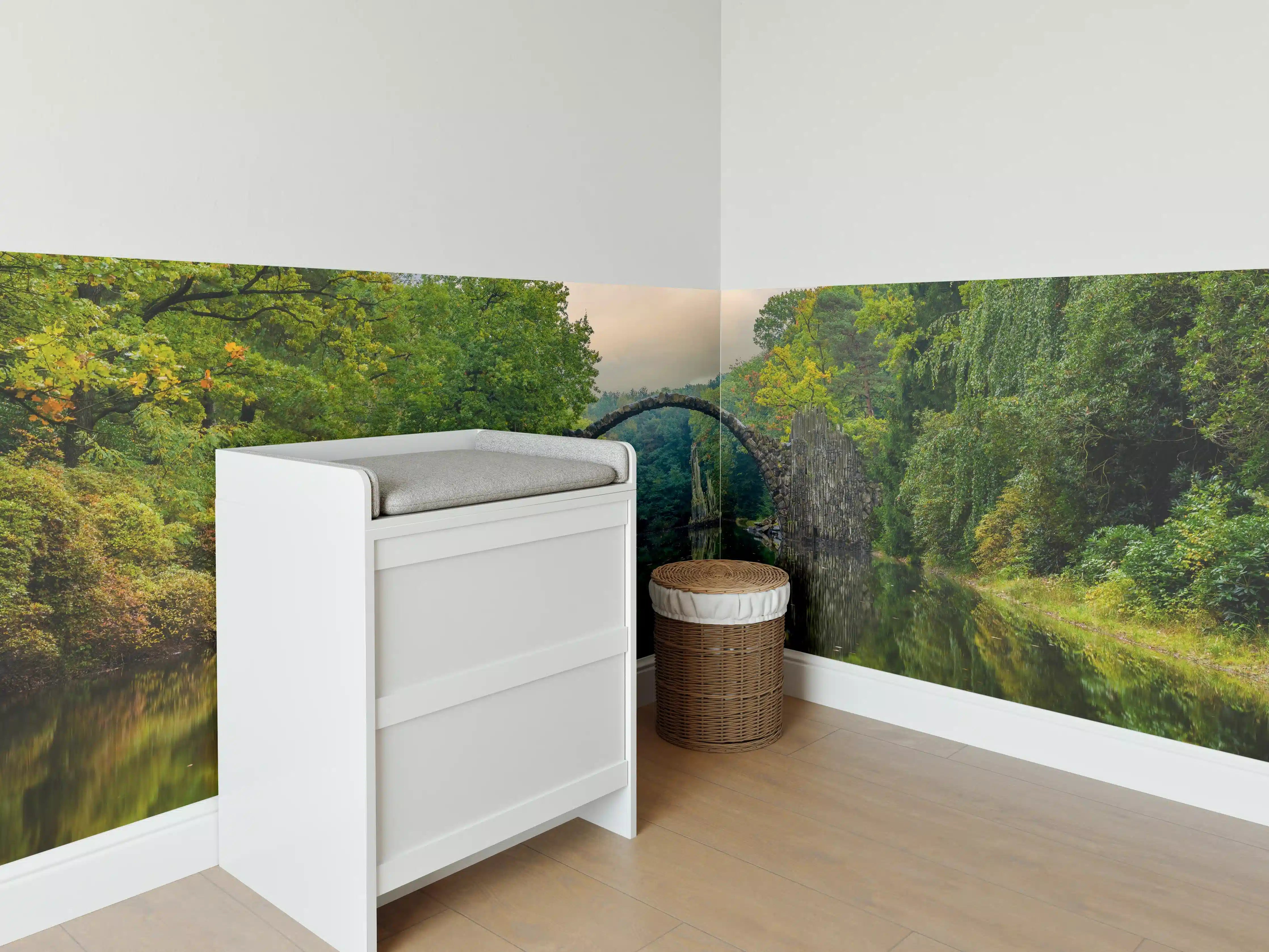 Babyzimmer Wandgestaltung - Steinbrücke über Fluss im Wald