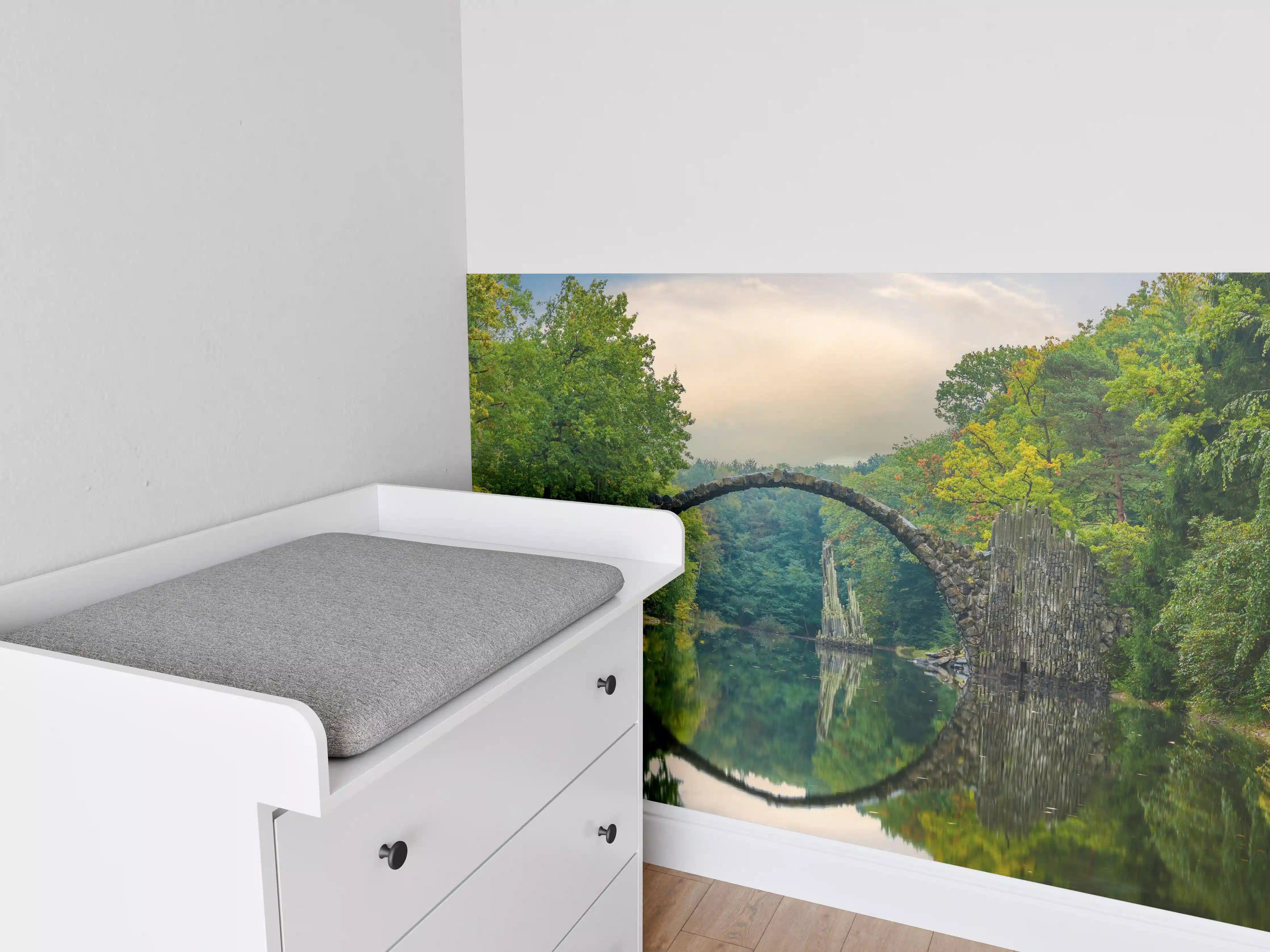 Babyzimmer Wandgestaltung - Steinbrücke über Fluss im Wald