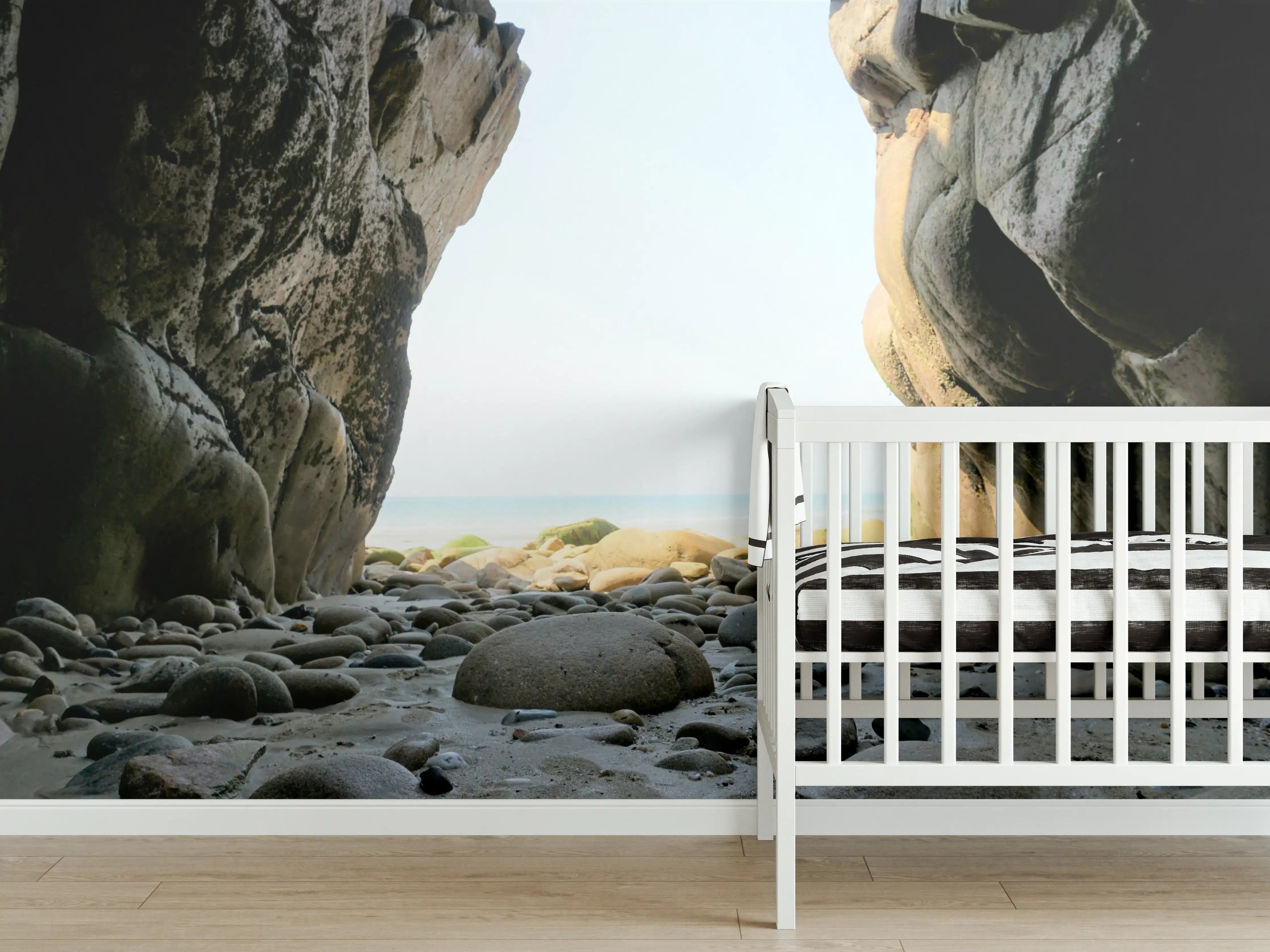 Babyzimmer Wandgestaltung - Steinstrand zwischen Felsen an Küste 