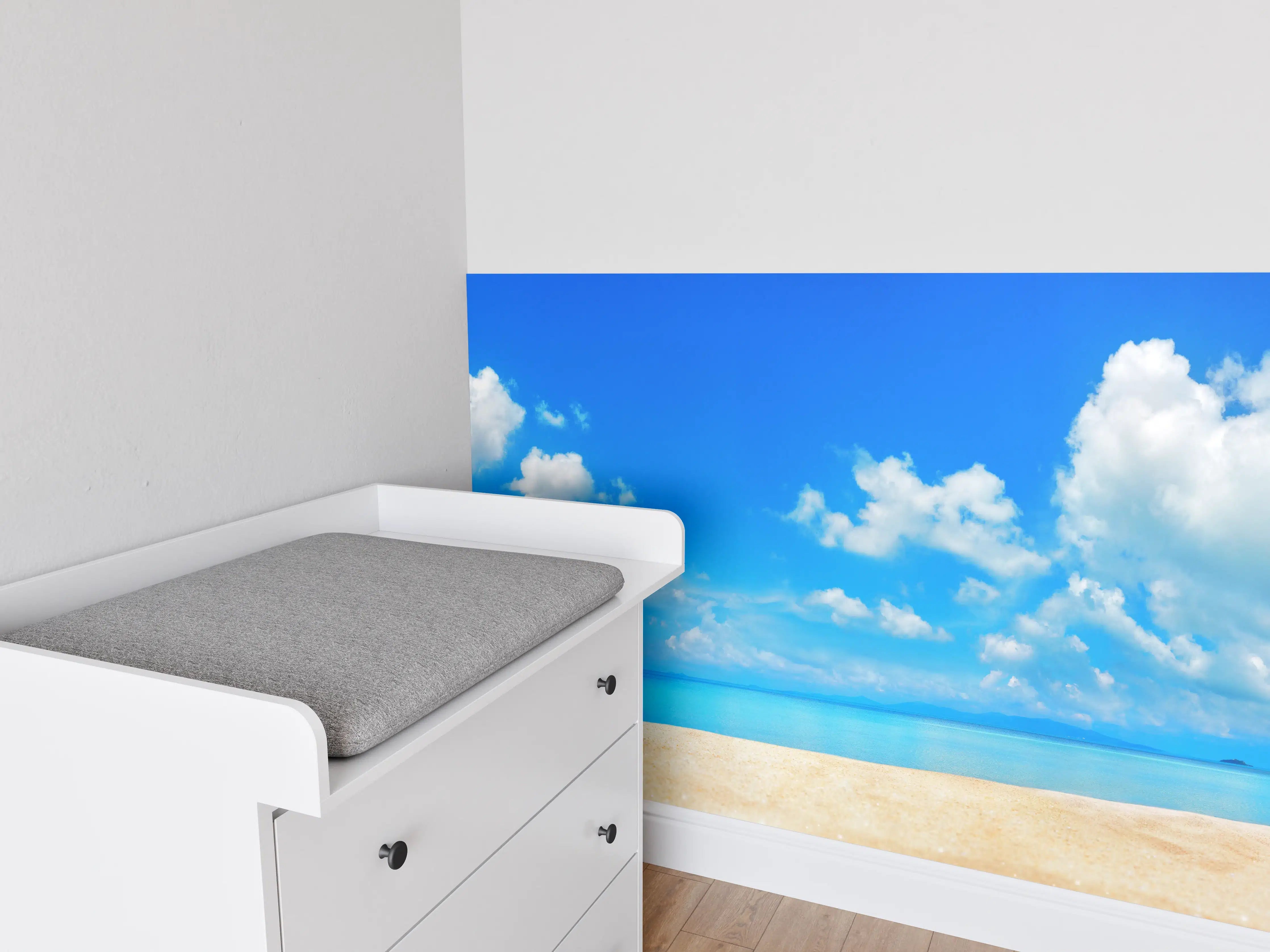 Babyzimmer Wandgestaltung - Strandlandschaft unter blauem Himmel