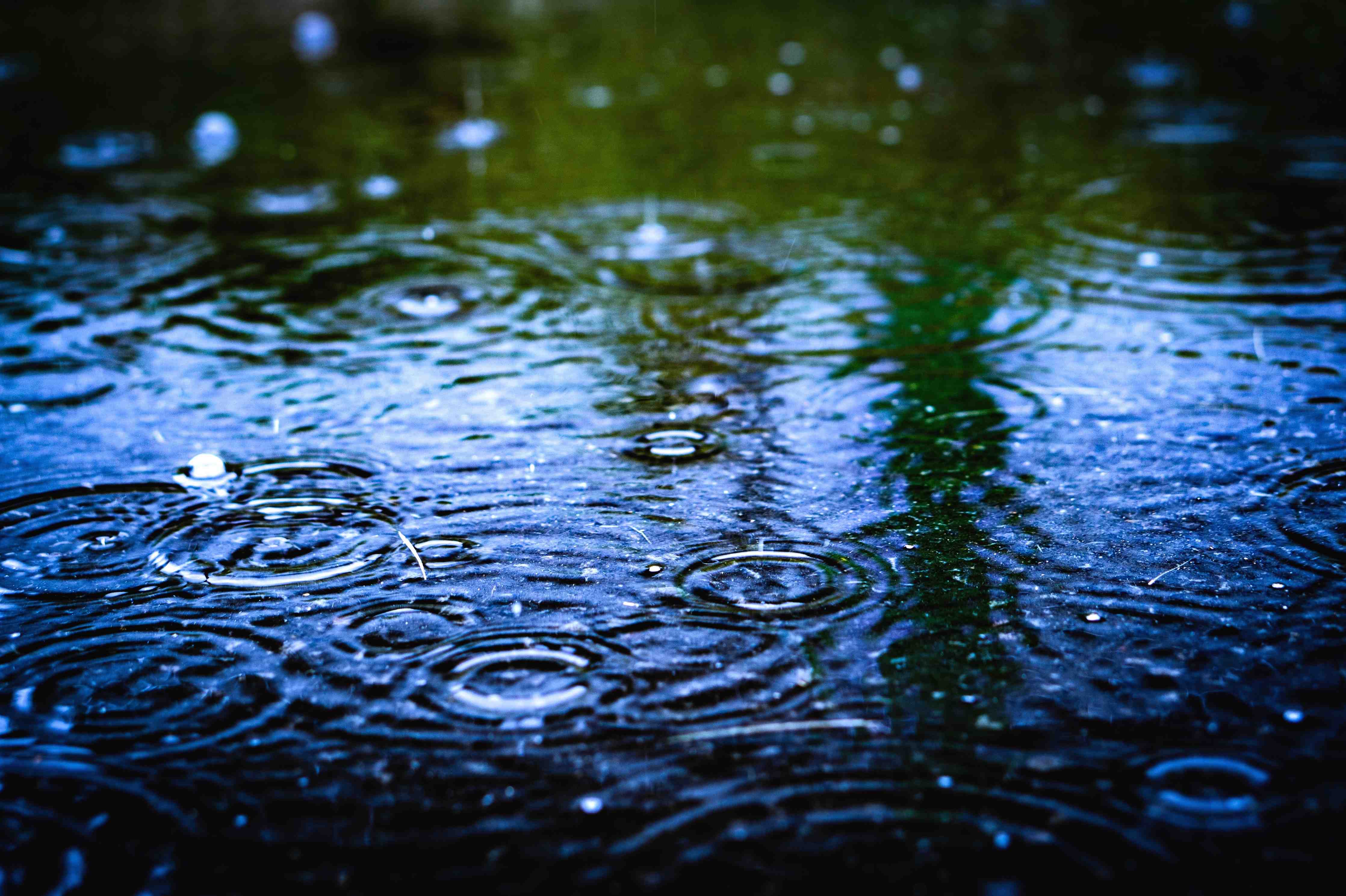 Babyzimmer Wandgestaltung-Tropfen im Regen – Blau- und Grüntöne