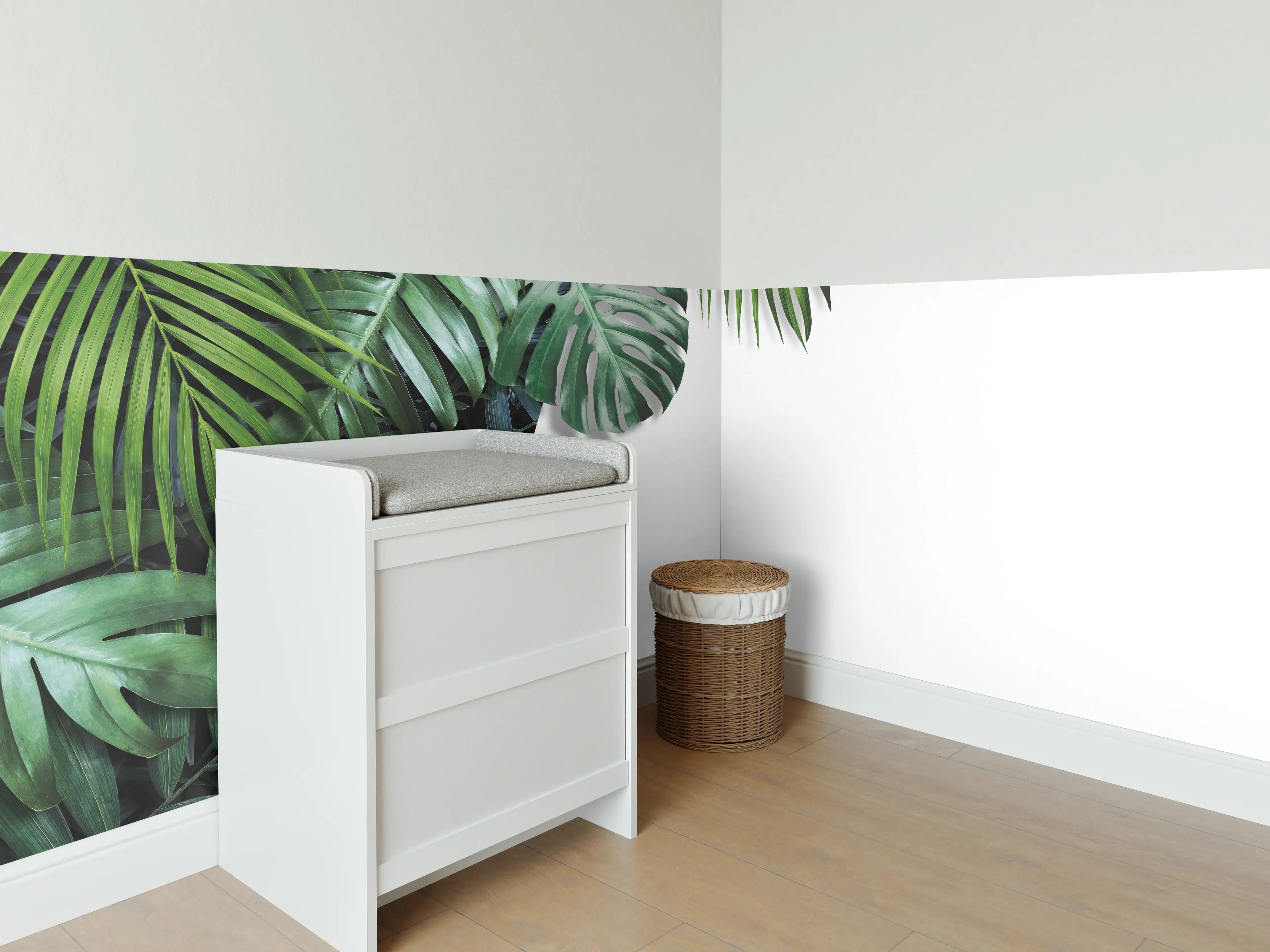 Babyzimmer Wandgestaltung - Tropische Blätter auf weißem Grund