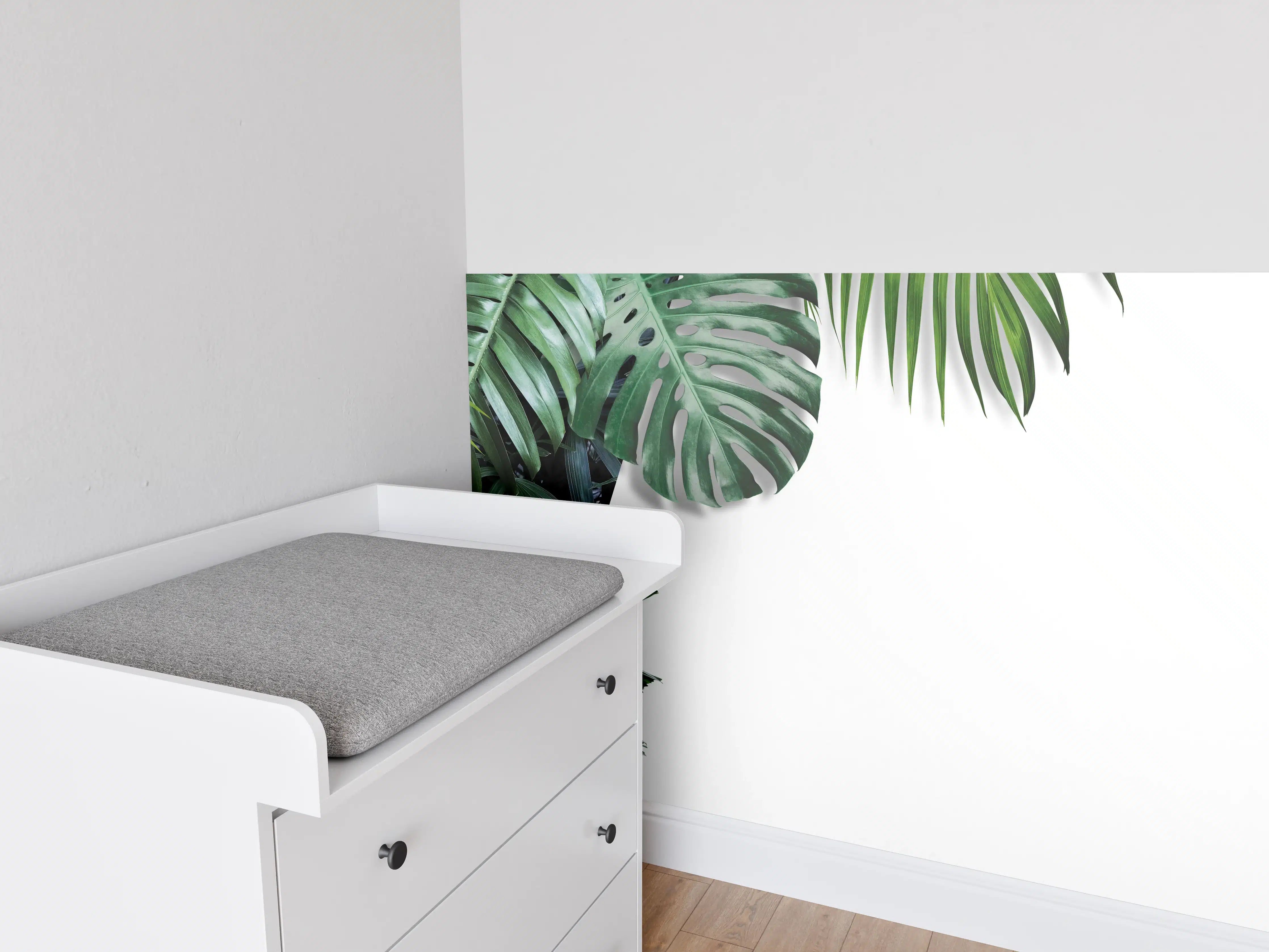 Babyzimmer Wandgestaltung - Tropische Blätter auf weißem Grund