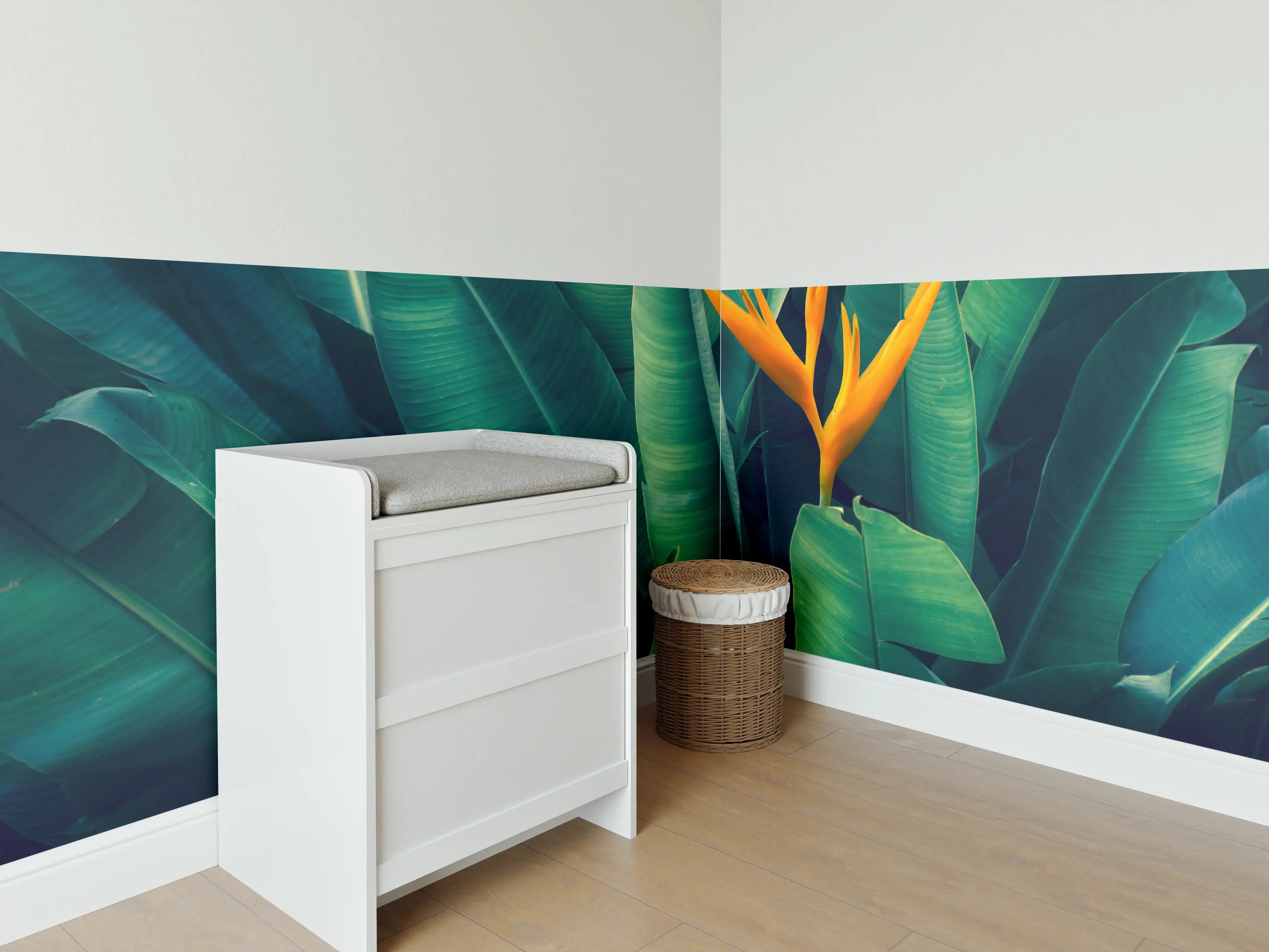 Babyzimmer Wandgestaltung - Tropische Blätter mit orangefarbiger Blume