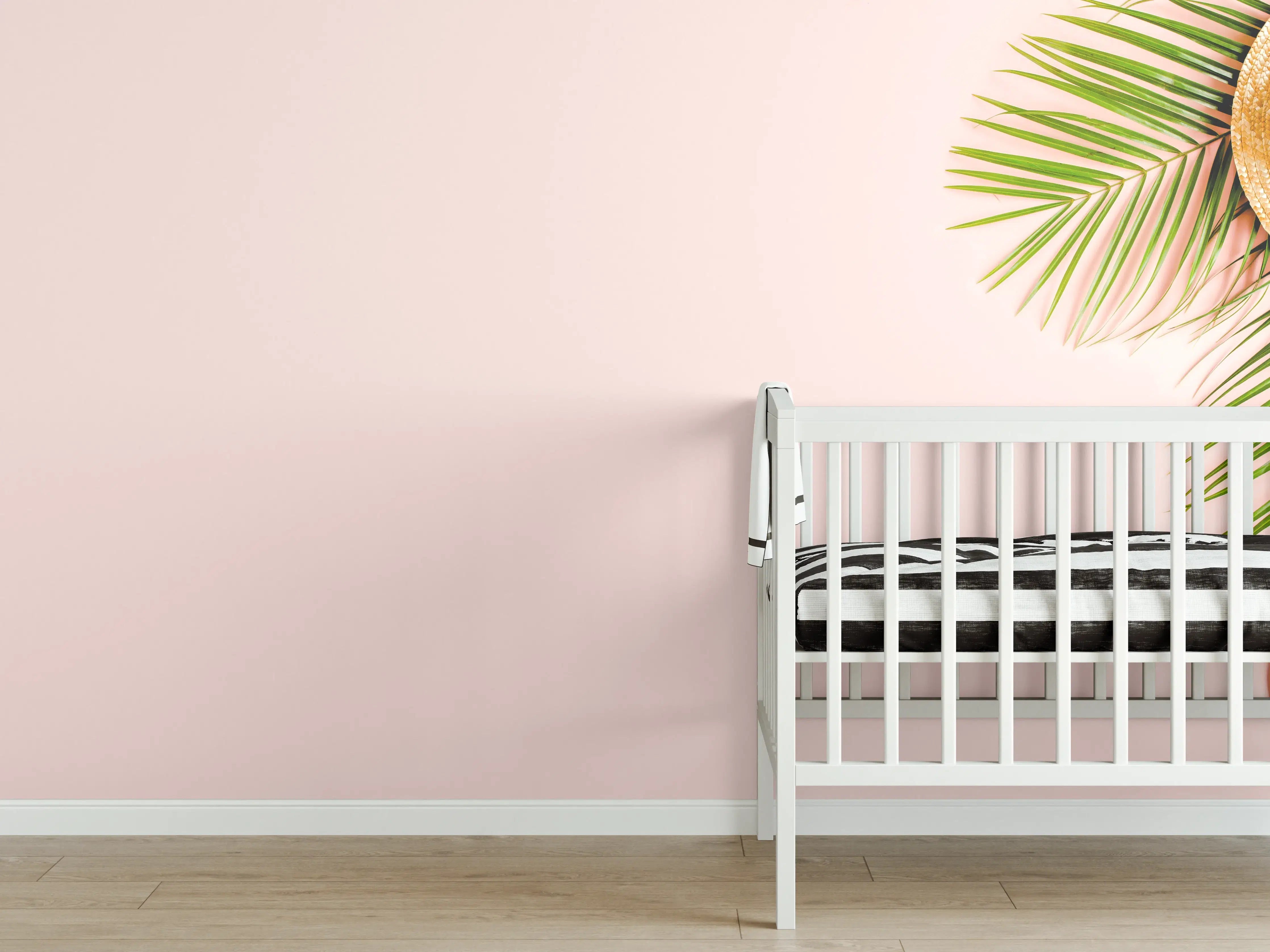 Babyzimmer Wandgestaltung - Tropische Palmenblätter mit Strohhut