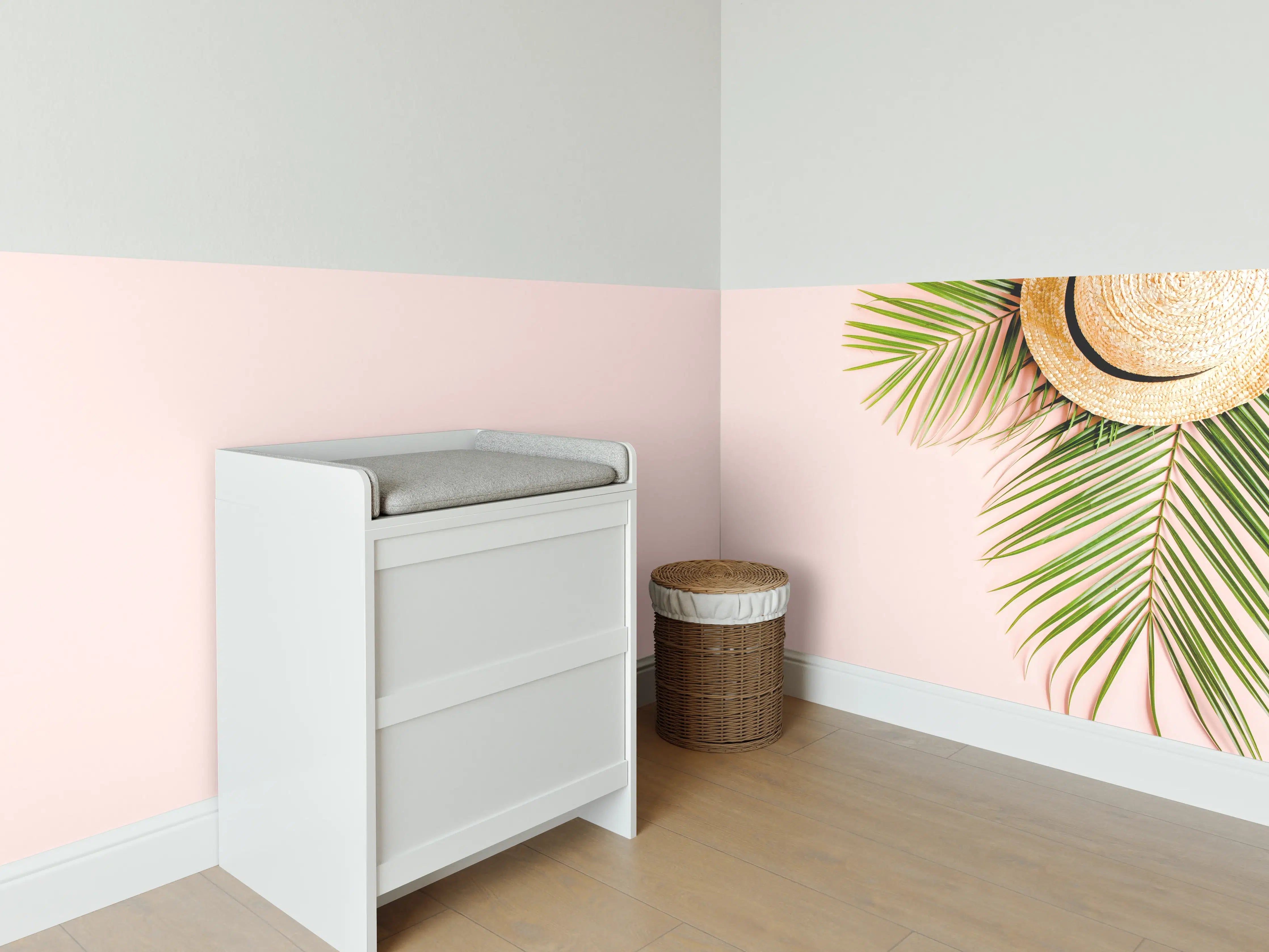 Babyzimmer Wandgestaltung - Tropische Palmenblätter mit Strohhut
