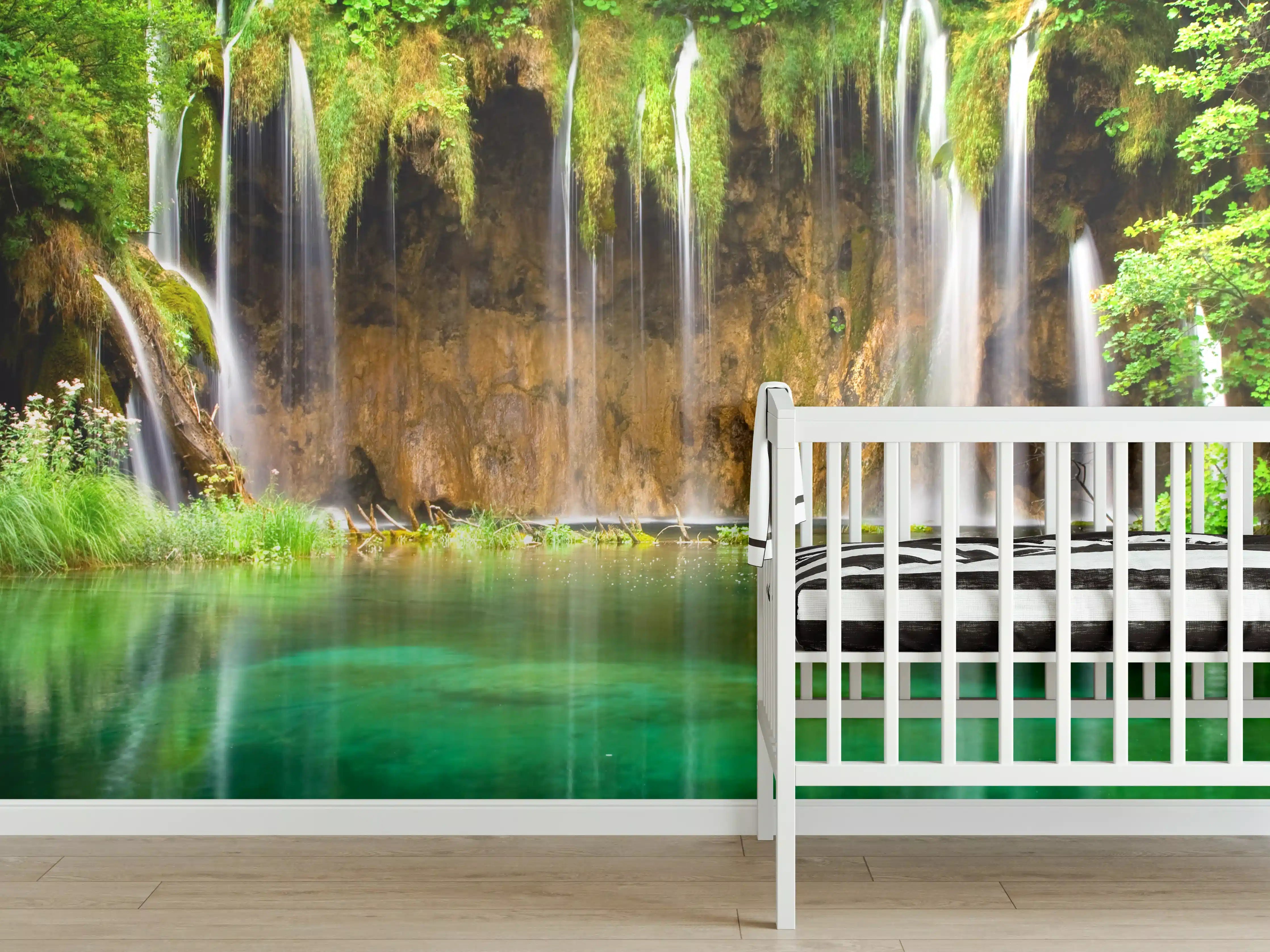 Babyzimmer Wandgestaltung - Tropische Wasserfallkulisse in üppigem Grün