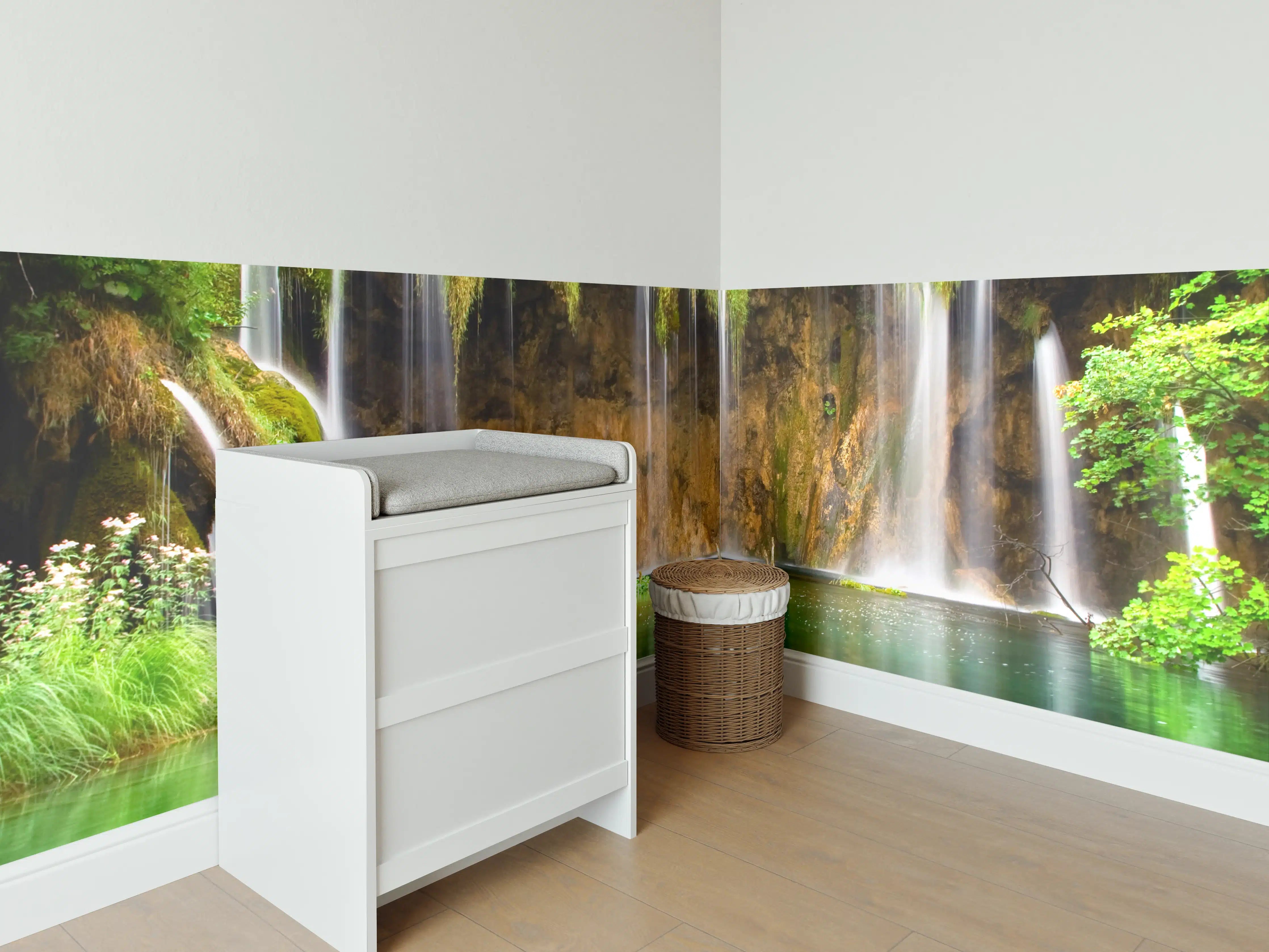 Babyzimmer Wandgestaltung - Tropische Wasserfallkulisse in üppigem Grün