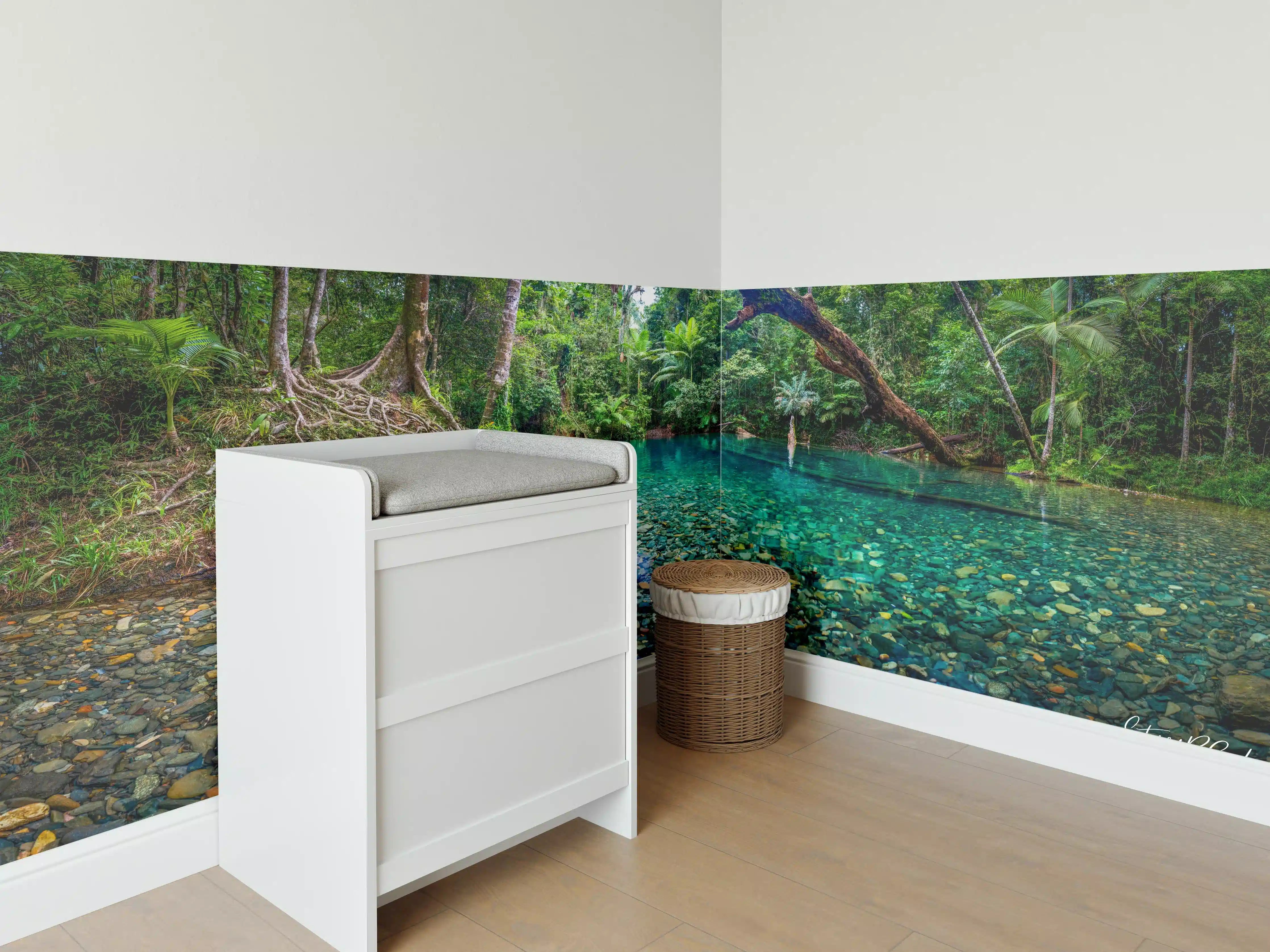 Babyzimmer Wandgestaltung - Tropischer Bach mit klarem Wasser
