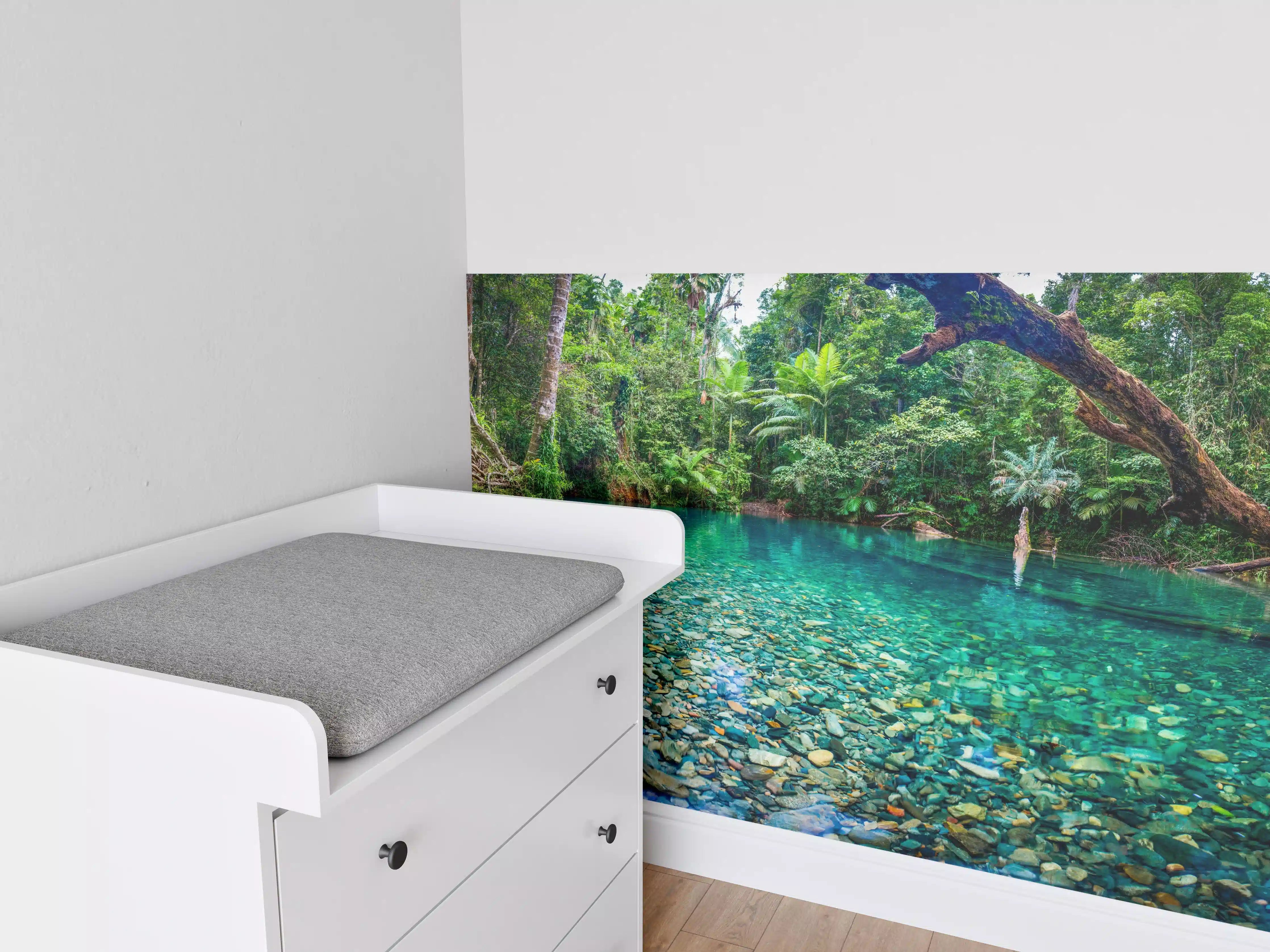 Babyzimmer Wandgestaltung - Tropischer Bach mit klarem Wasser