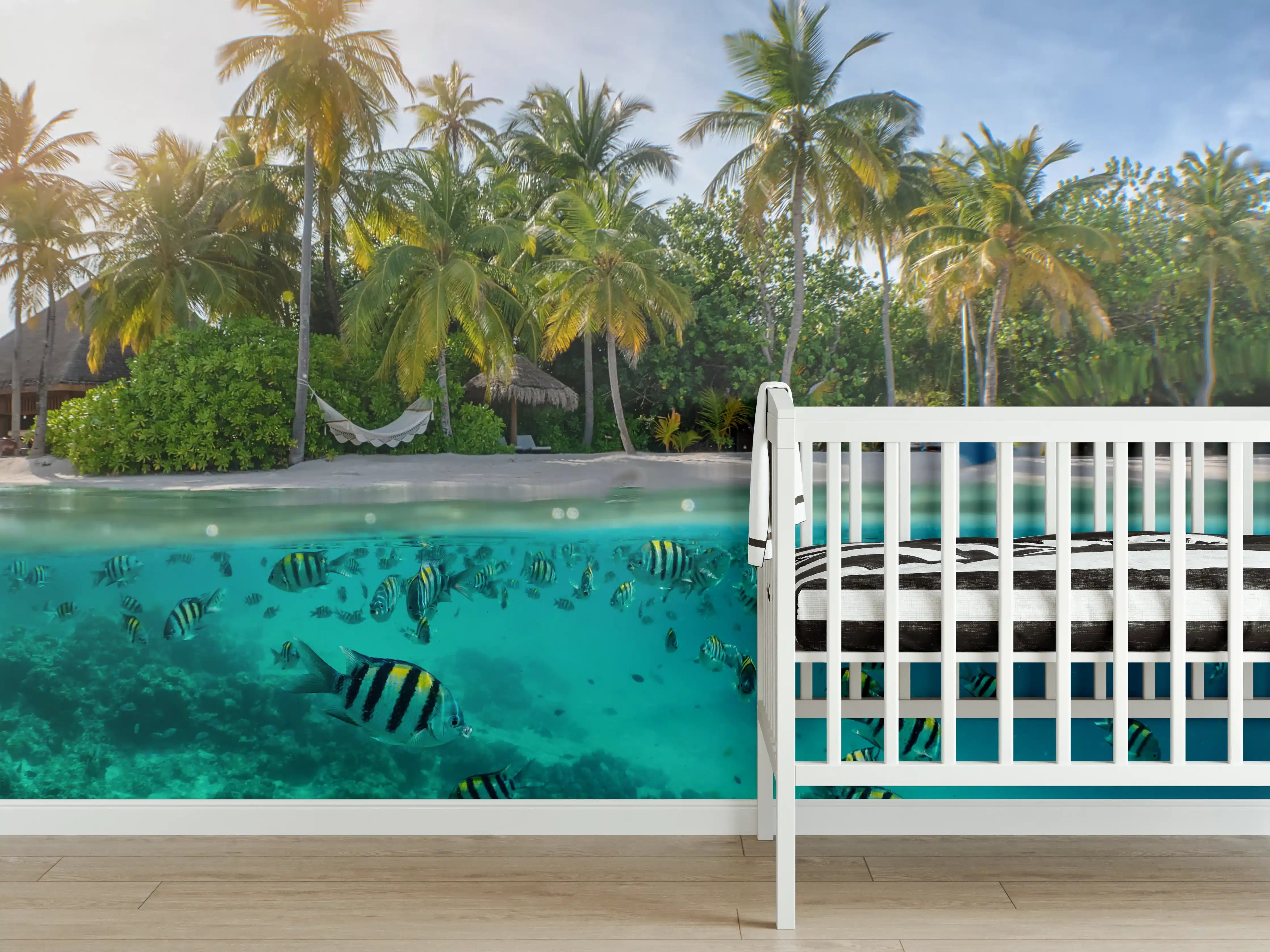 Babyzimmer Wandgestaltung - Tropischer Strand mit Palmen und Fischschwärmen