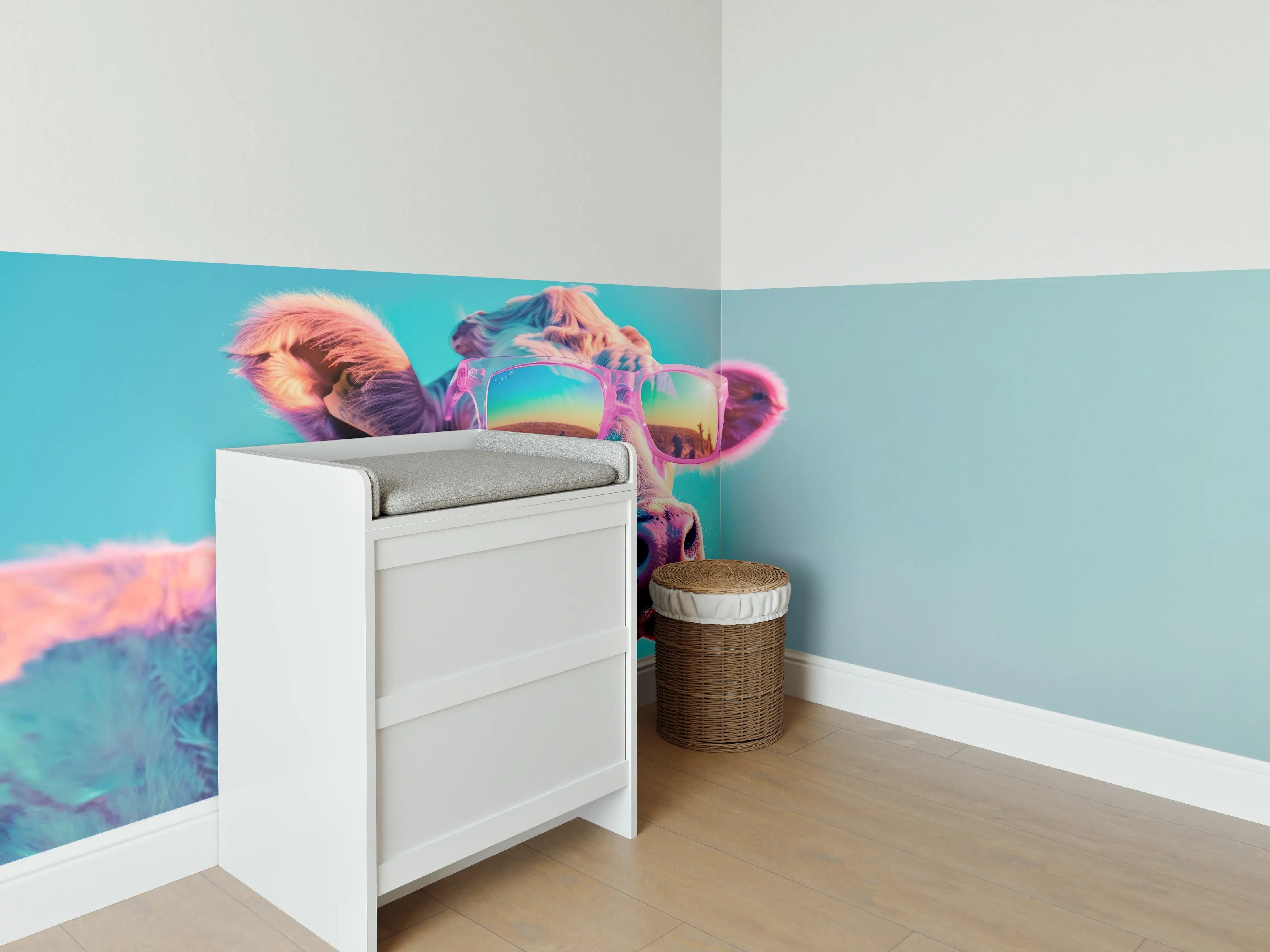 Babyzimmer Wandgestaltung - Türkis-Pastell-Kuh mit Sonnenbrille
