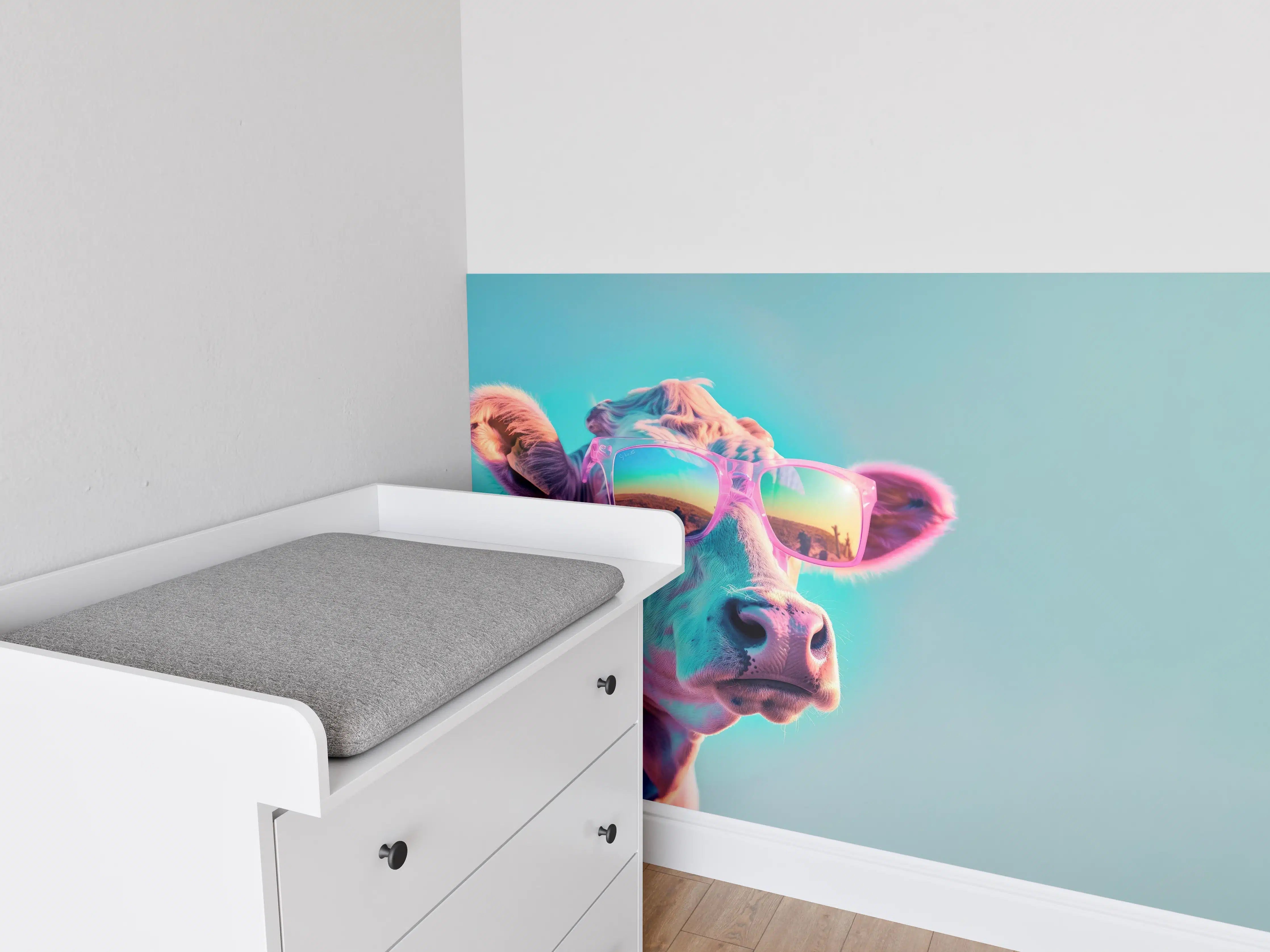 Babyzimmer Wandgestaltung - Türkis-Pastell-Kuh mit Sonnenbrille