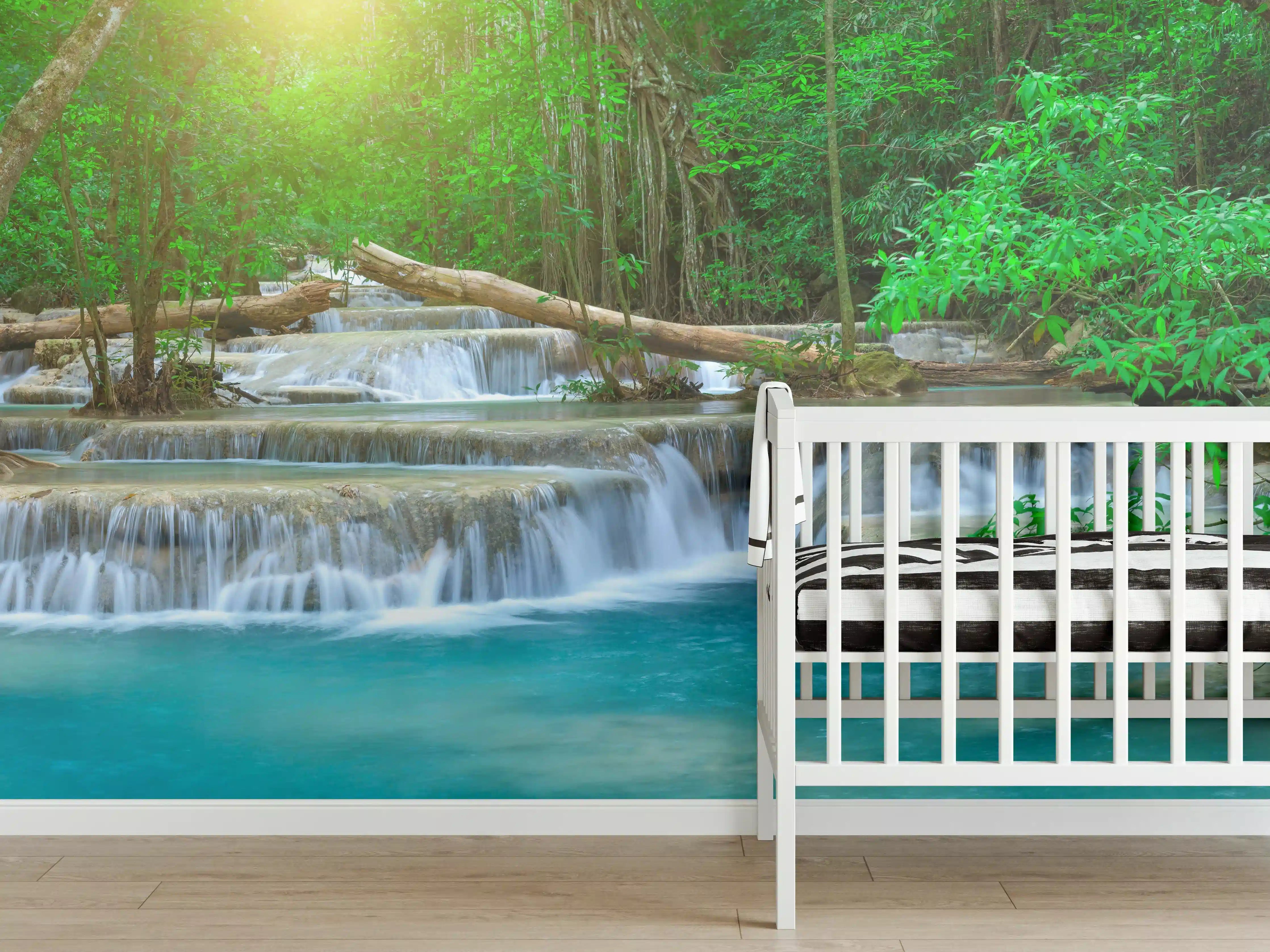 Babyzimmer Wandgestaltung - Türkis-Wasserfall im grünen Wald