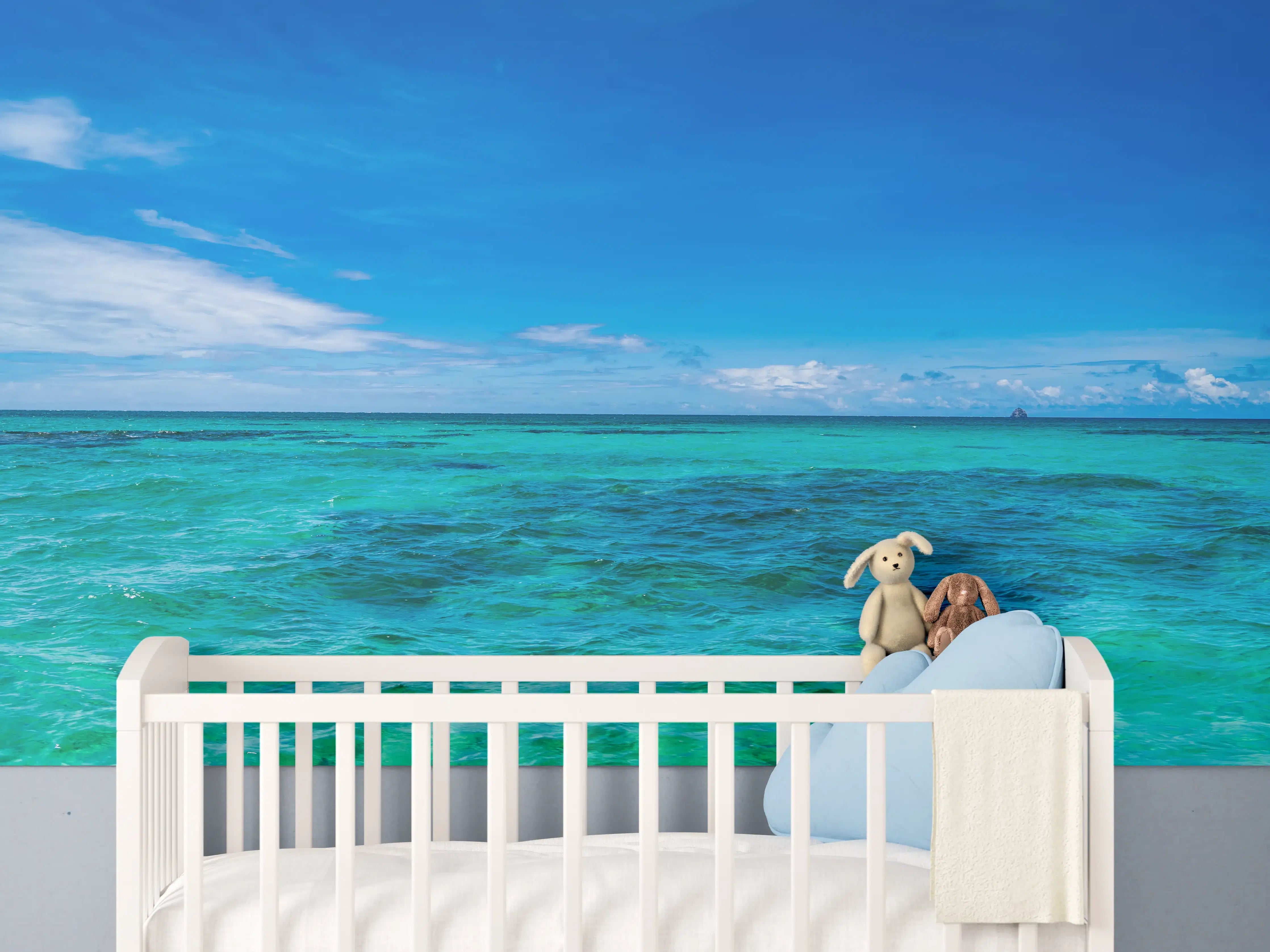Babyzimmer Wandgestaltung - Türkisblaues Wasser unter klarem Himmel