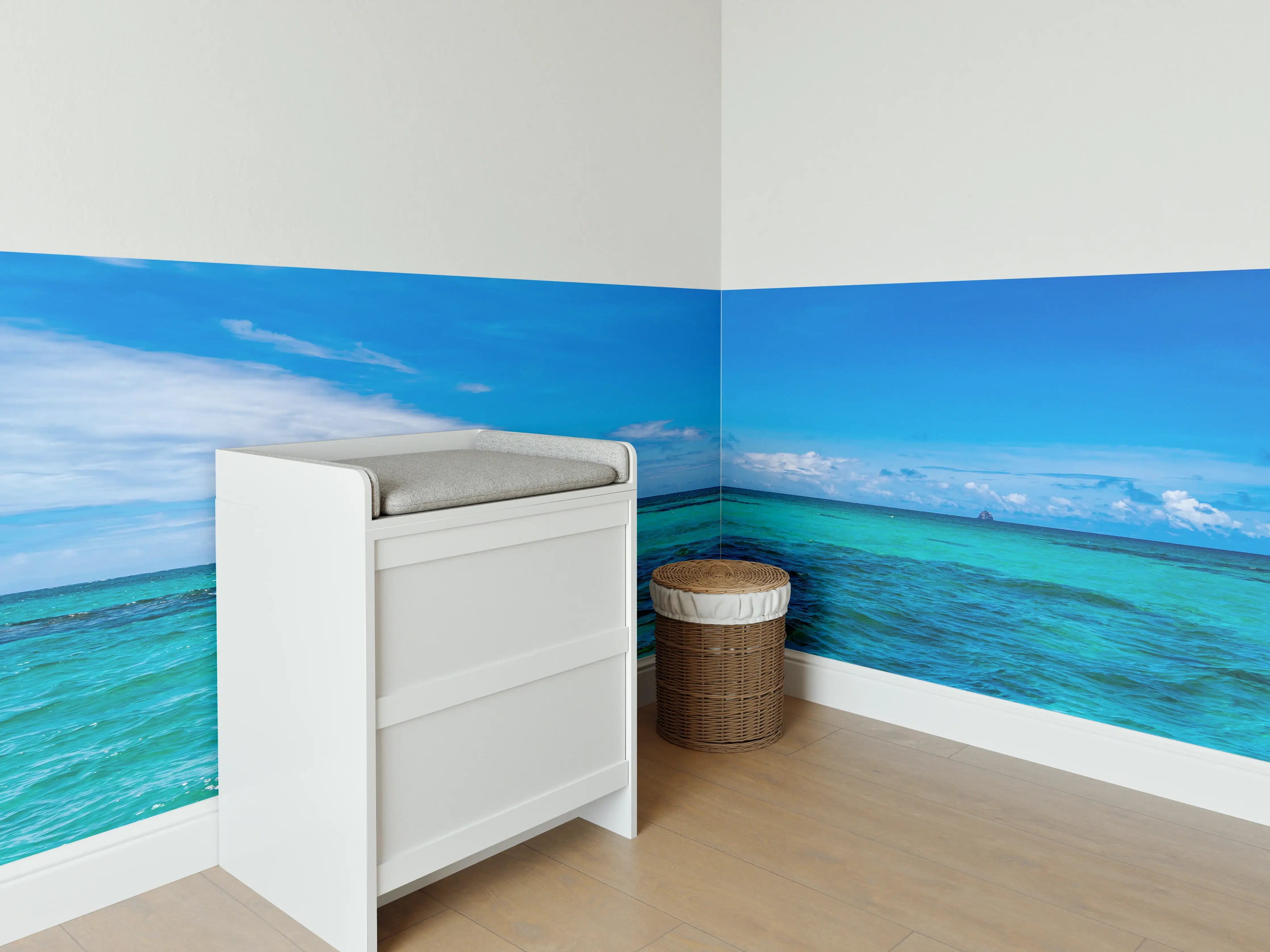 Babyzimmer Wandgestaltung - Türkisblaues Wasser unter klarem Himmel