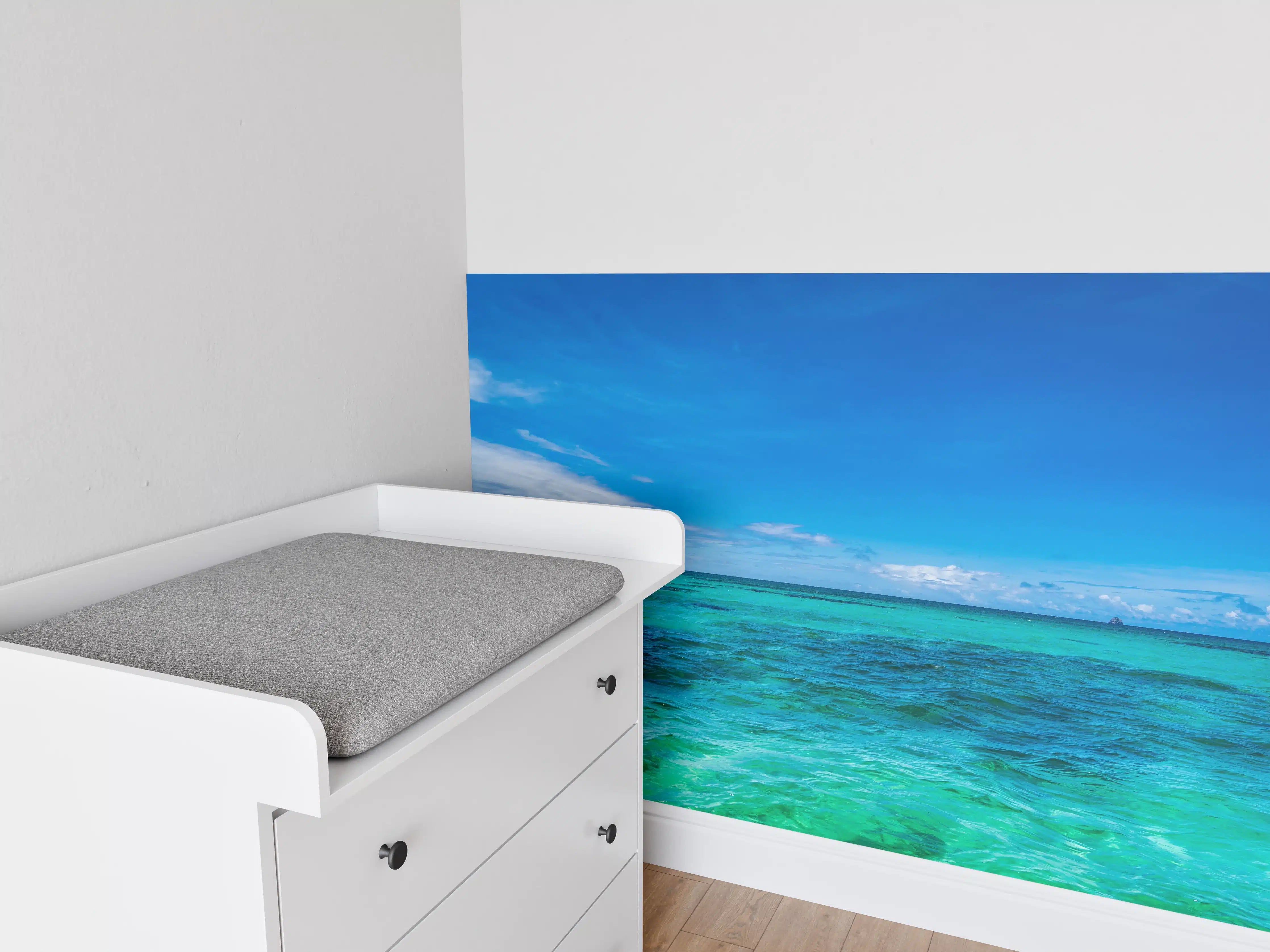 Babyzimmer Wandgestaltung - Türkisblaues Wasser unter klarem Himmel