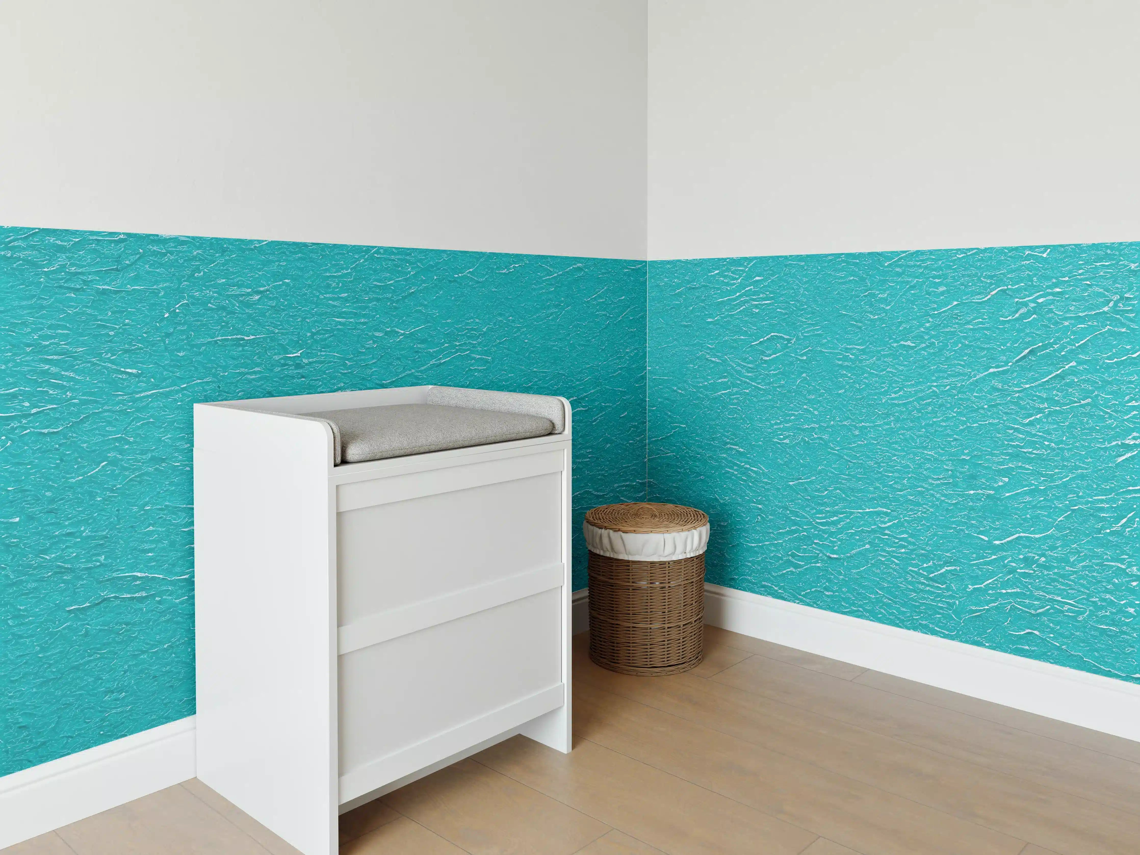 Babyzimmer Wandgestaltung - Türkisfarbene Strukturwand mit subtilen Oberflächenmustern