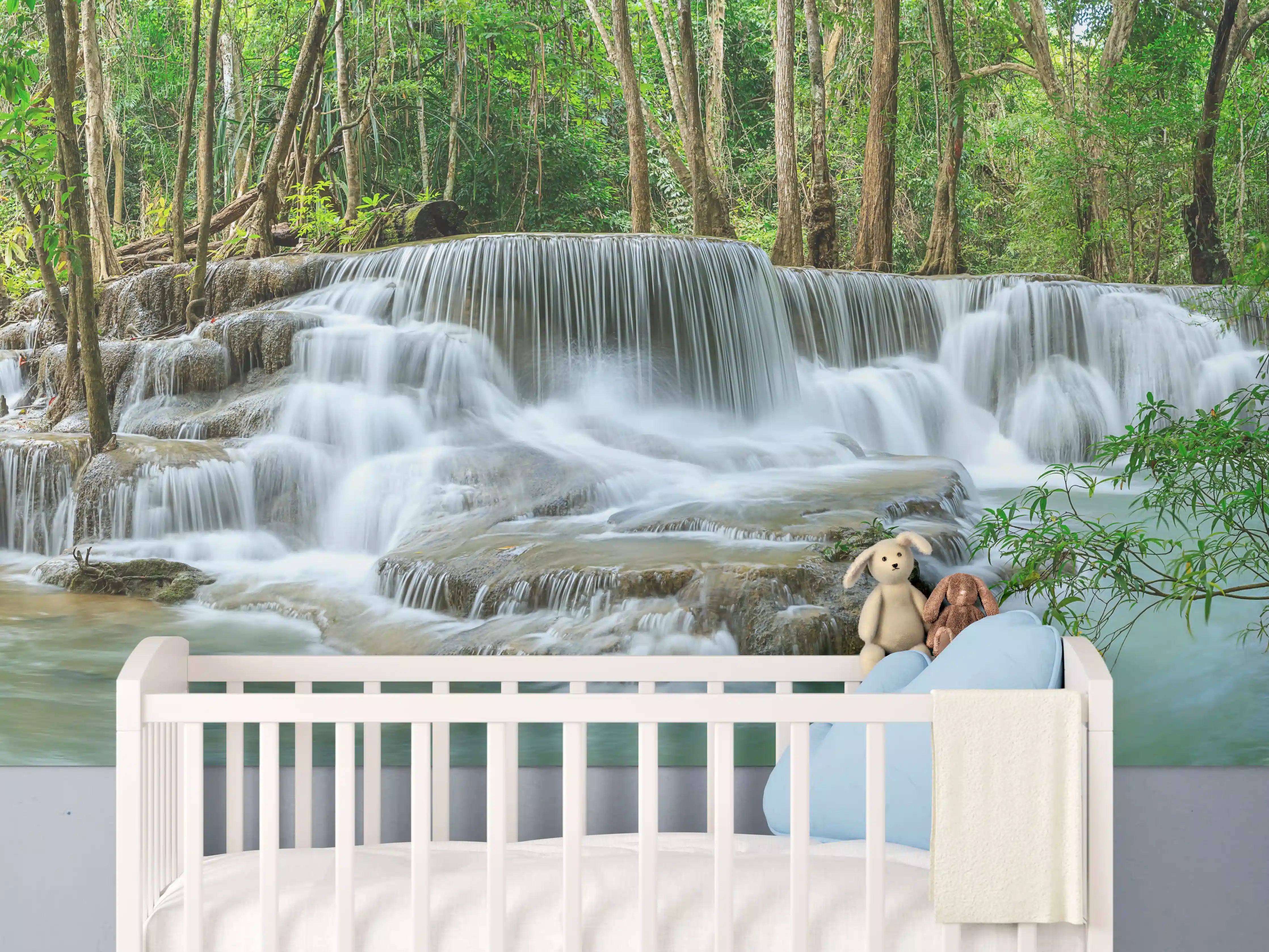 Babyzimmer Wandgestaltung - Türkisgrüner Wasserfall im Wald