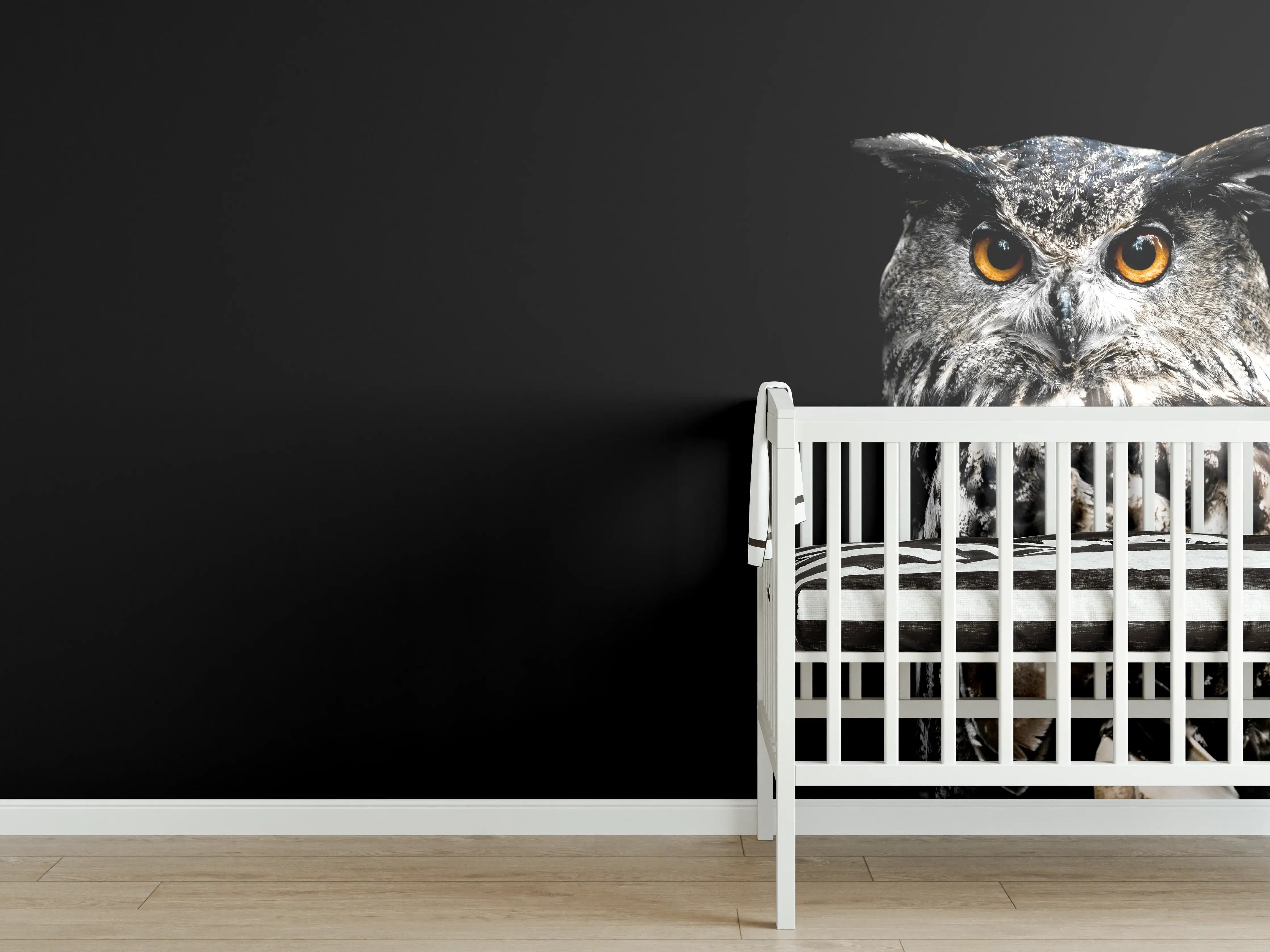 Babyzimmer Wandgestaltung - Uhu auf schwarzem Hintergrund