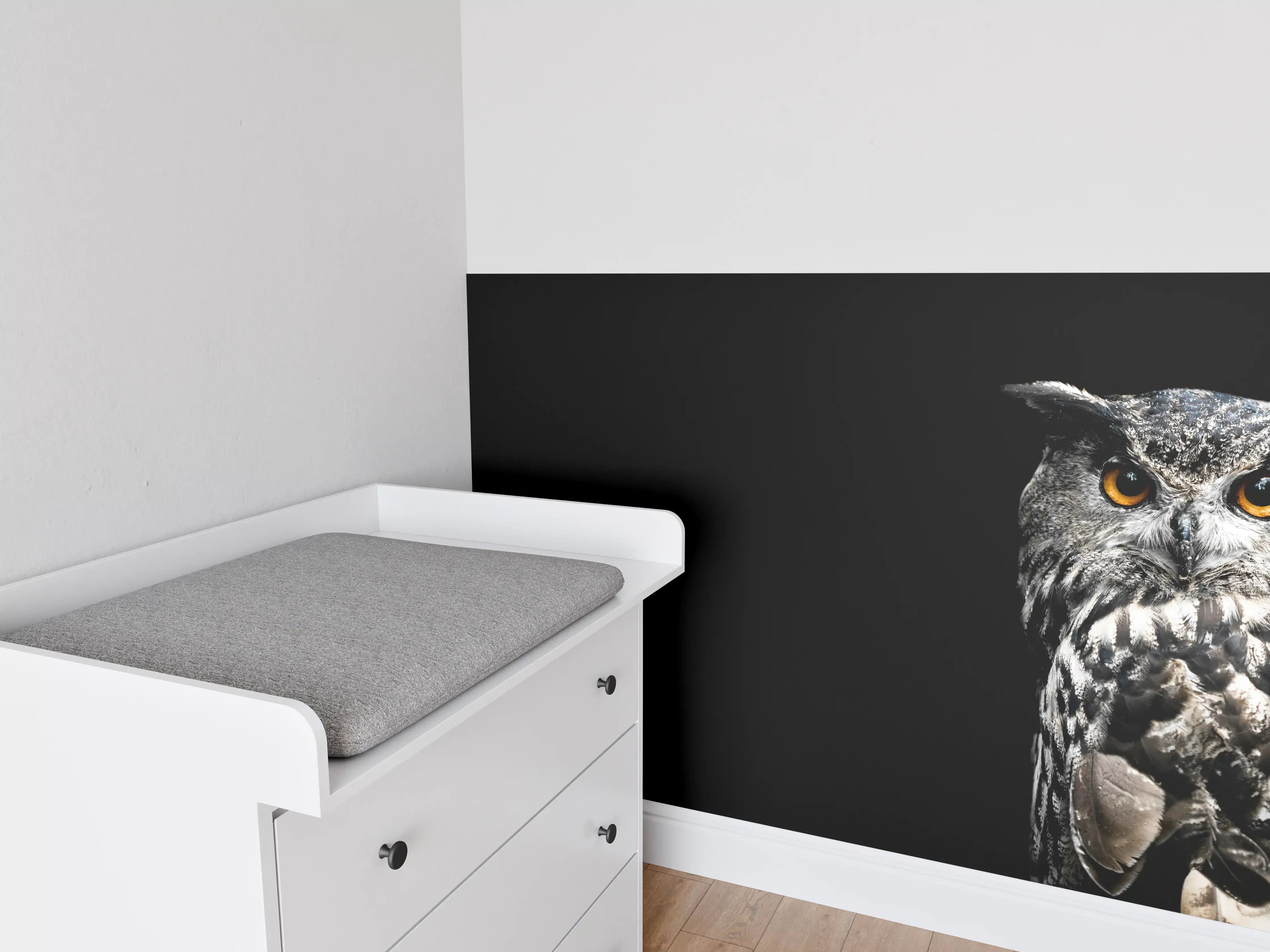 Babyzimmer Wandgestaltung - Uhu auf schwarzem Hintergrund