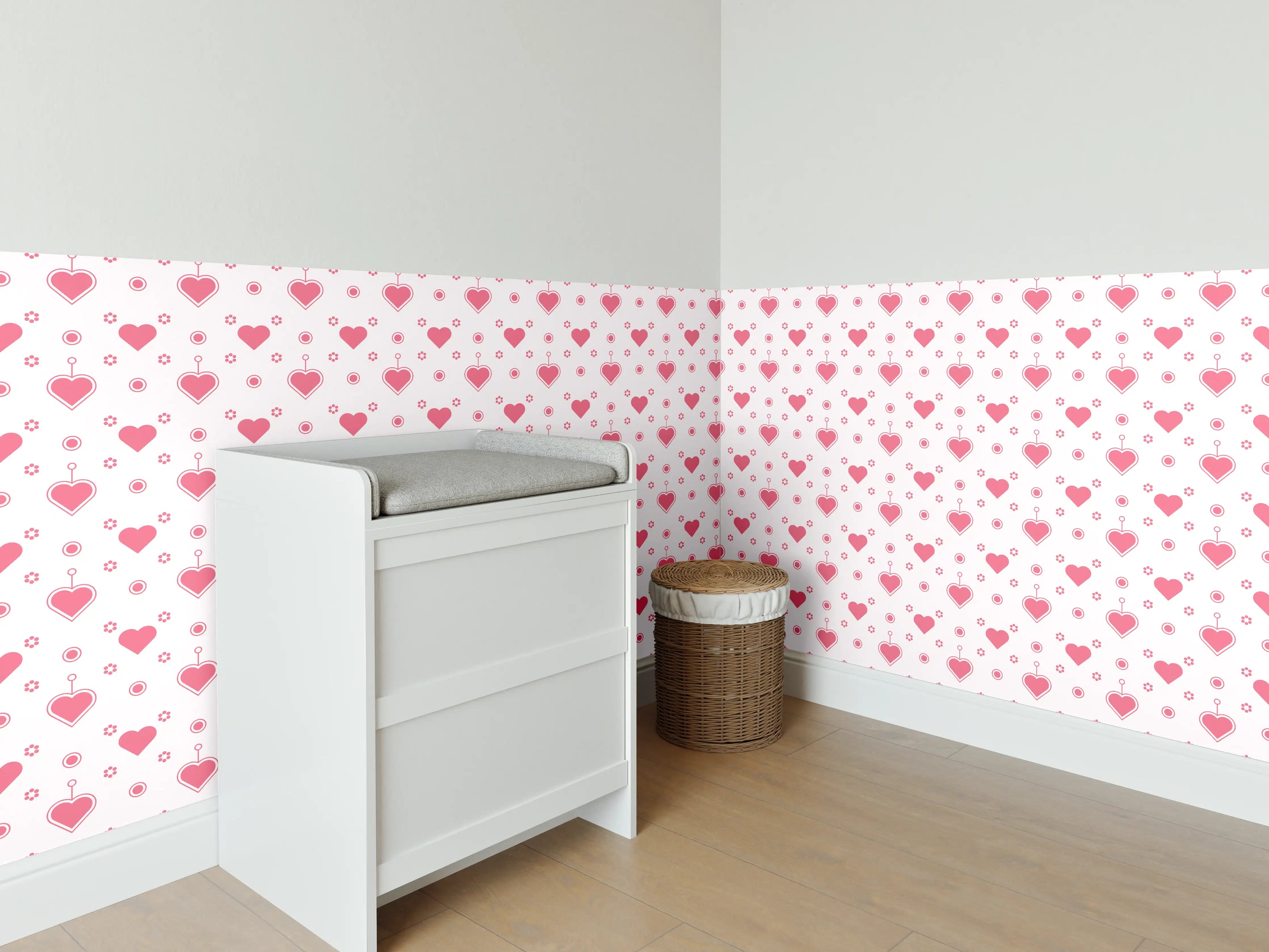 Babyzimmer Wandgestaltung - Verspieltes Herzmuster in Rosa auf Weiß