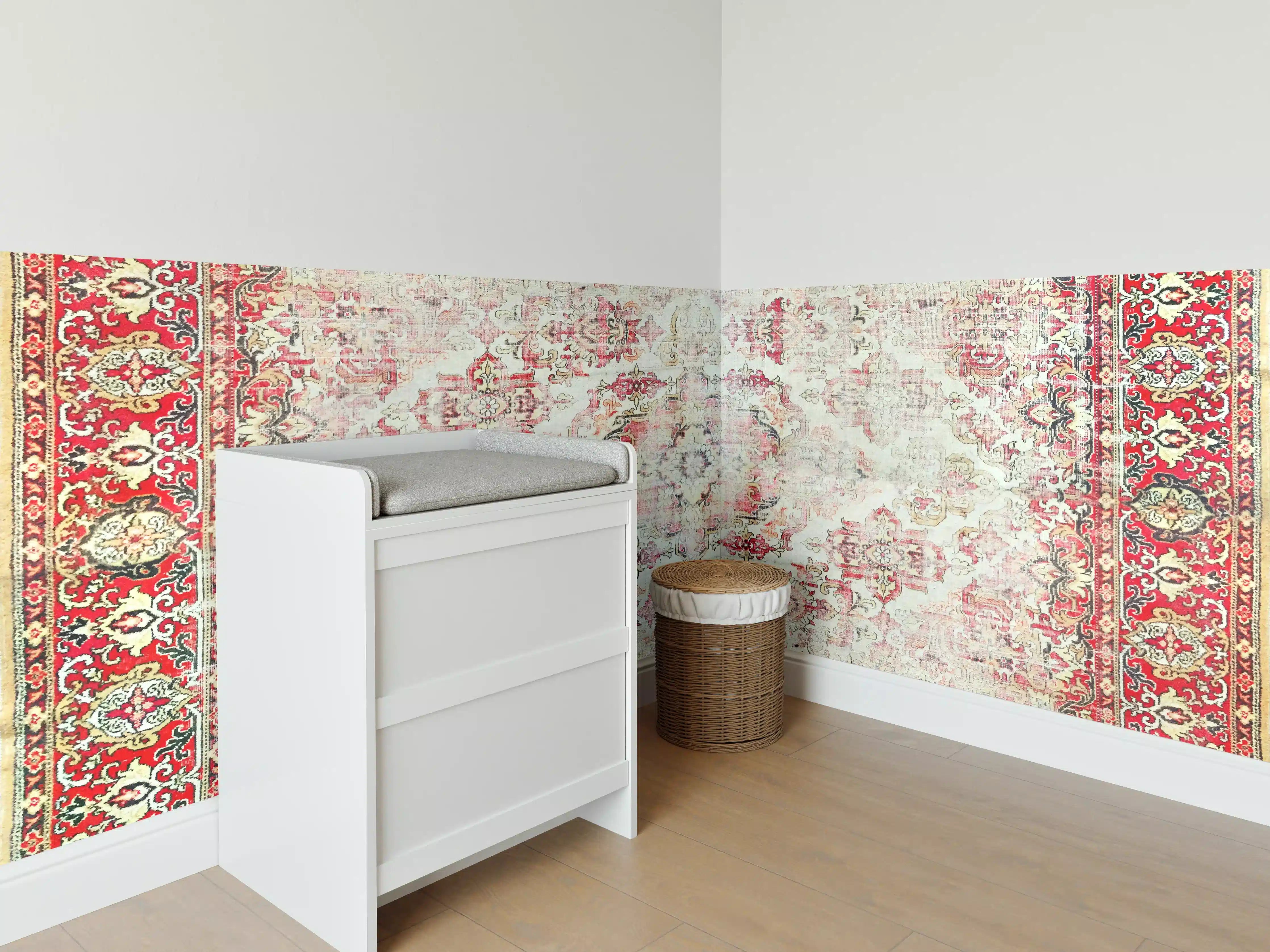 Babyzimmer Wandgestaltung - Vintage-Rot-Beige-Ornamentteppich
