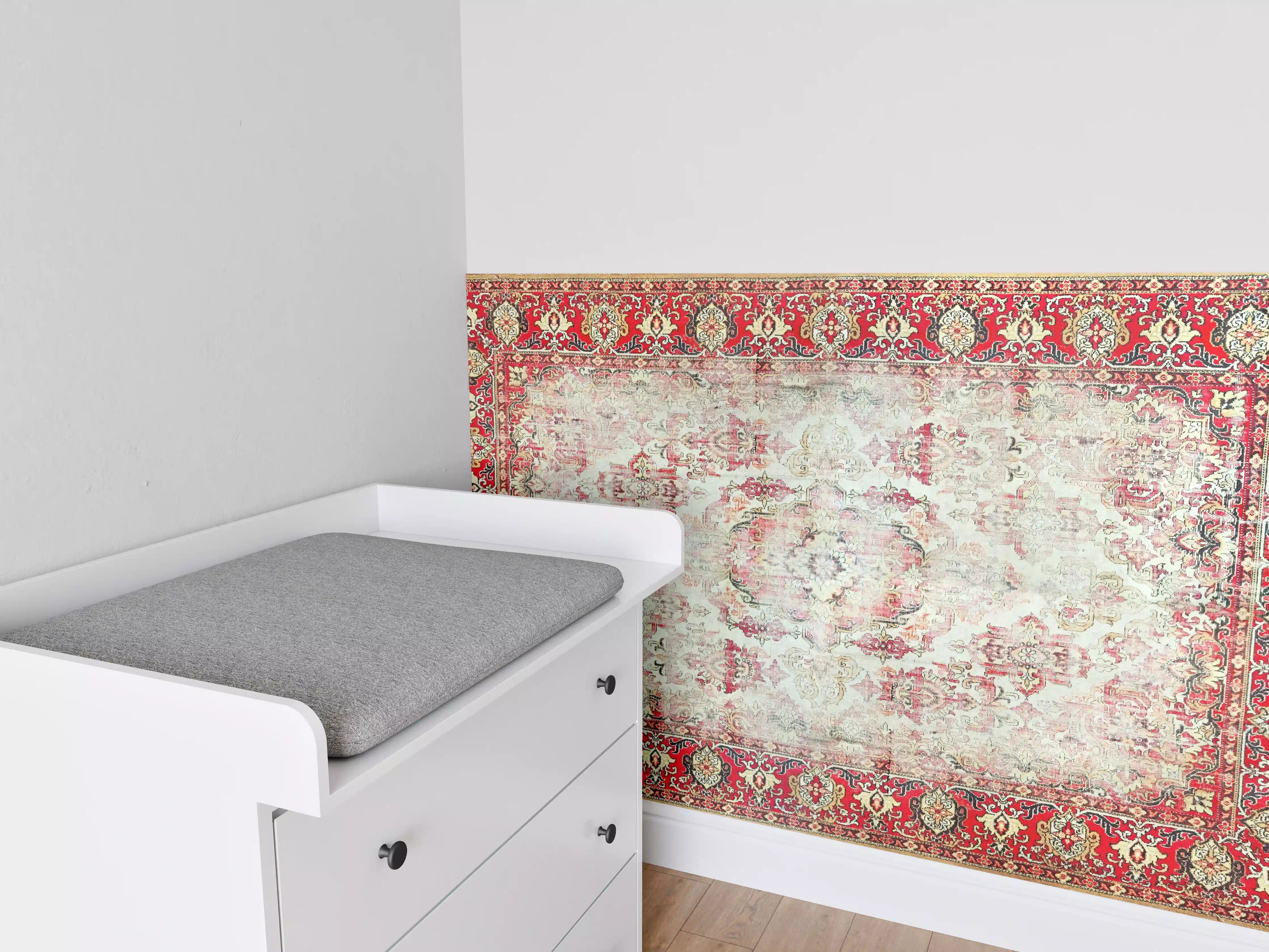 Babyzimmer Wandgestaltung - Vintage-Rot-Beige-Ornamentteppich