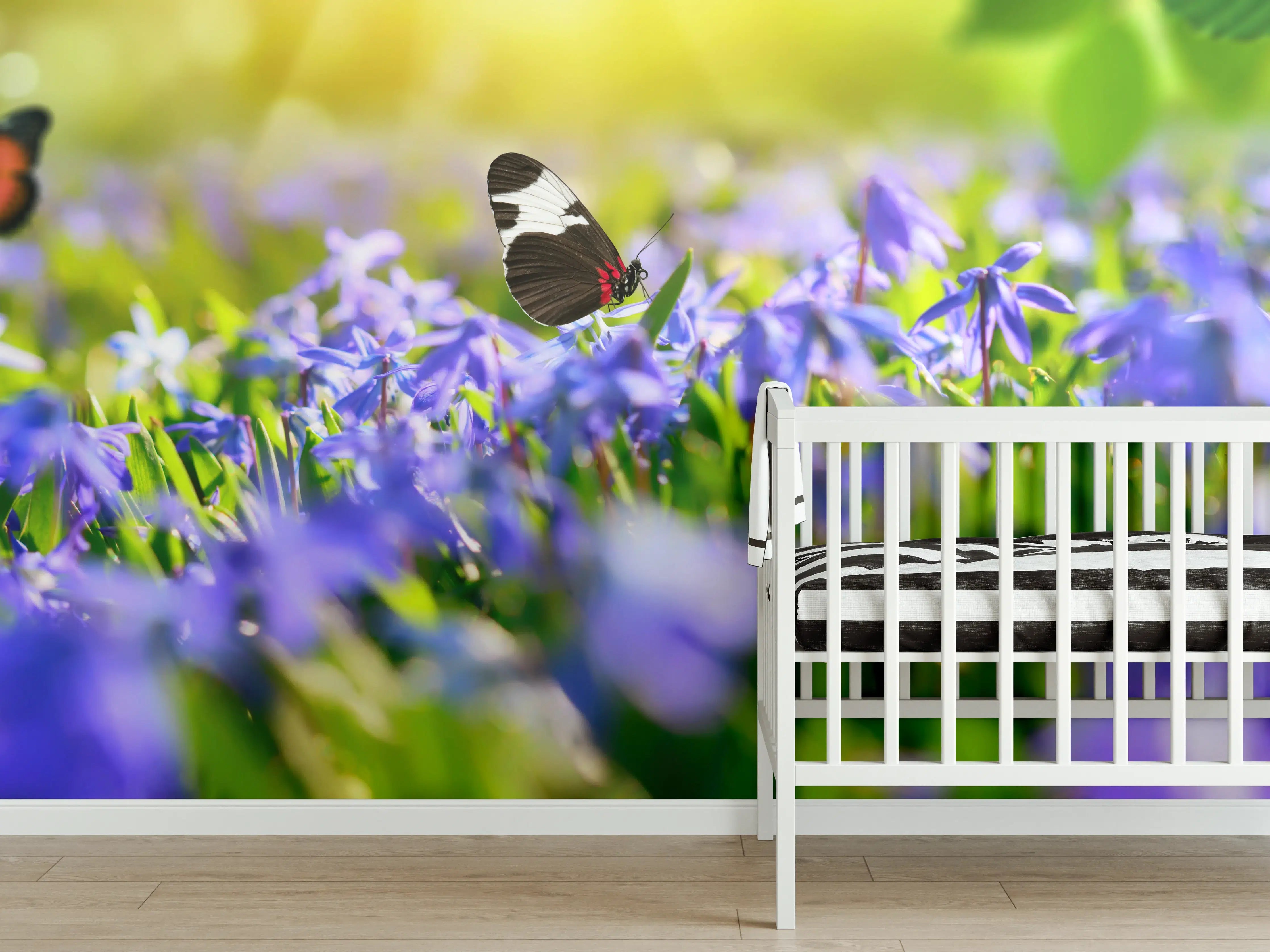 Babyzimmer Wandgestaltung - Violette Blumenwiese mit Schmetterlingen