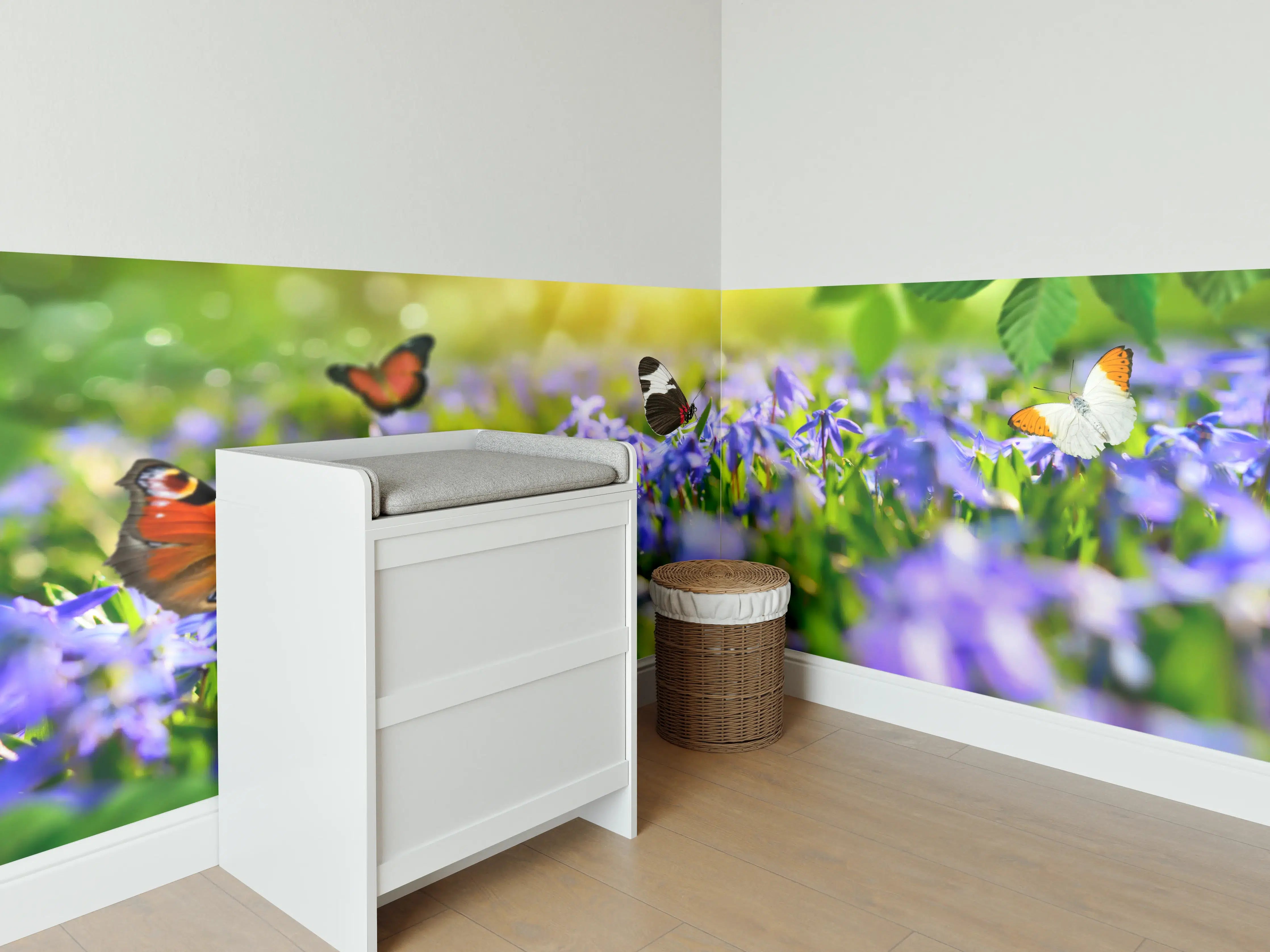 Babyzimmer Wandgestaltung - Violette Blumenwiese mit Schmetterlingen