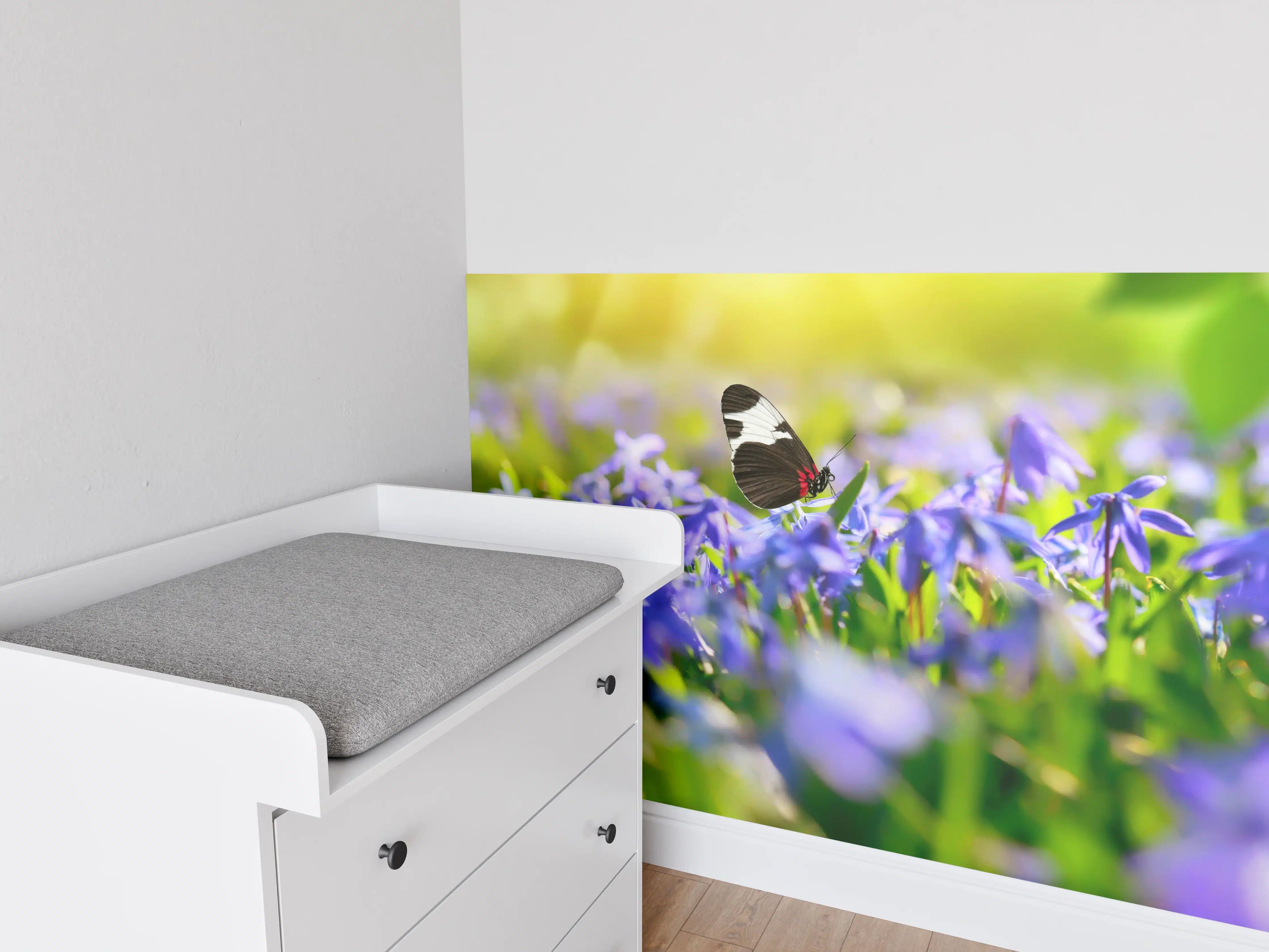 Babyzimmer Wandgestaltung - Violette Blumenwiese mit Schmetterlingen