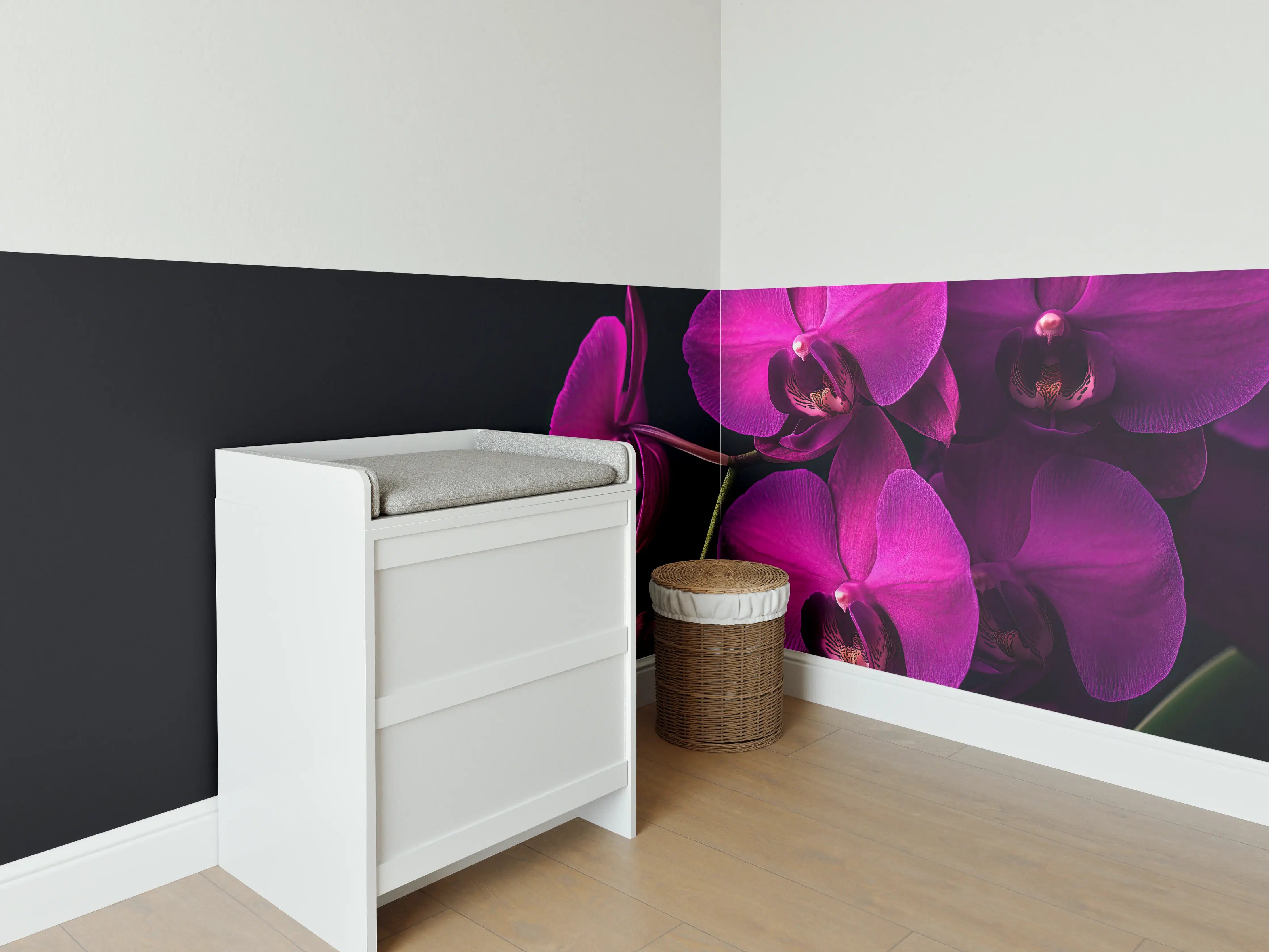 Babyzimmer Wandgestaltung - Violette Orchideen auf Schwarz