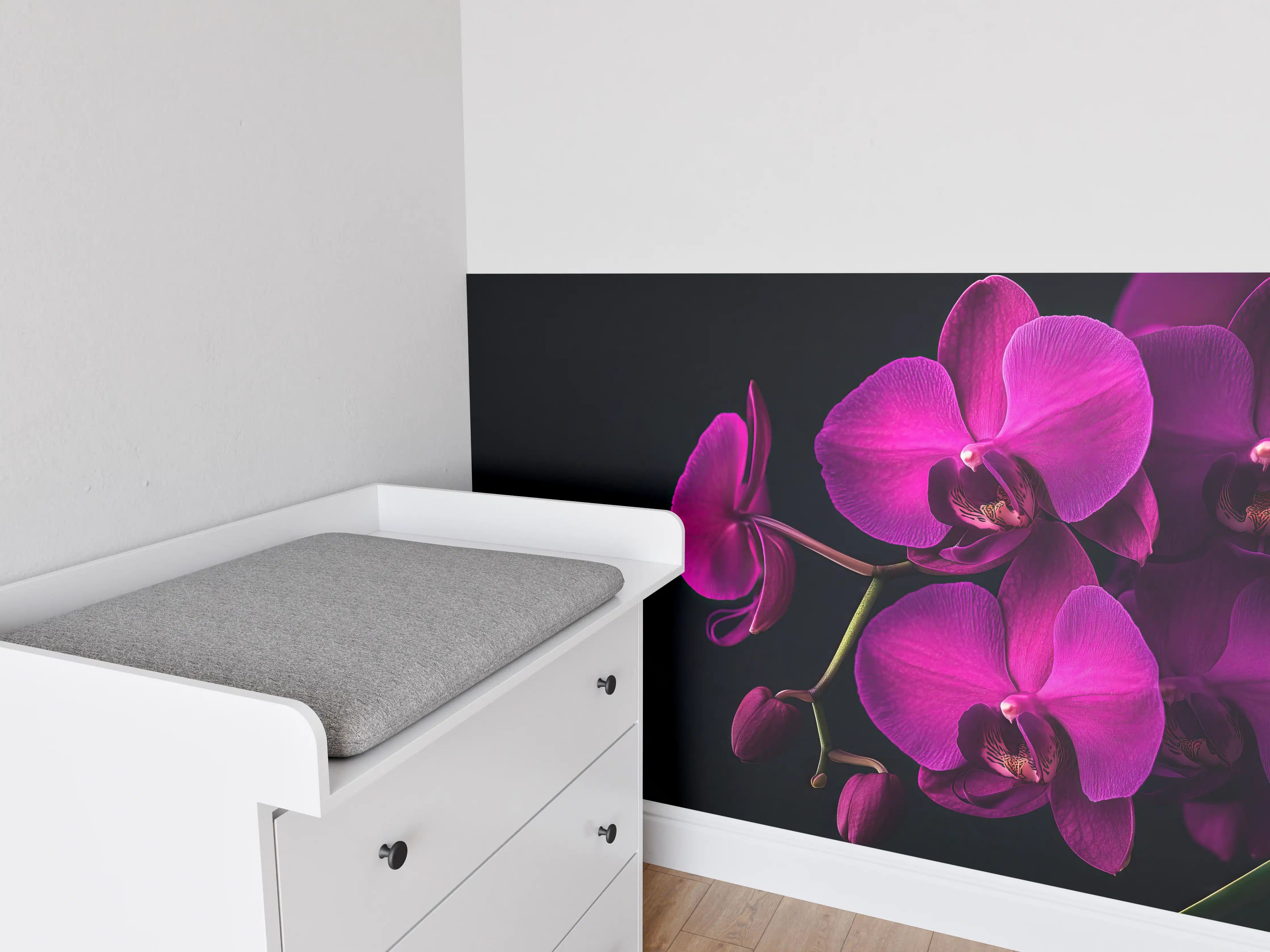 Babyzimmer Wandgestaltung - Violette Orchideen auf Schwarz