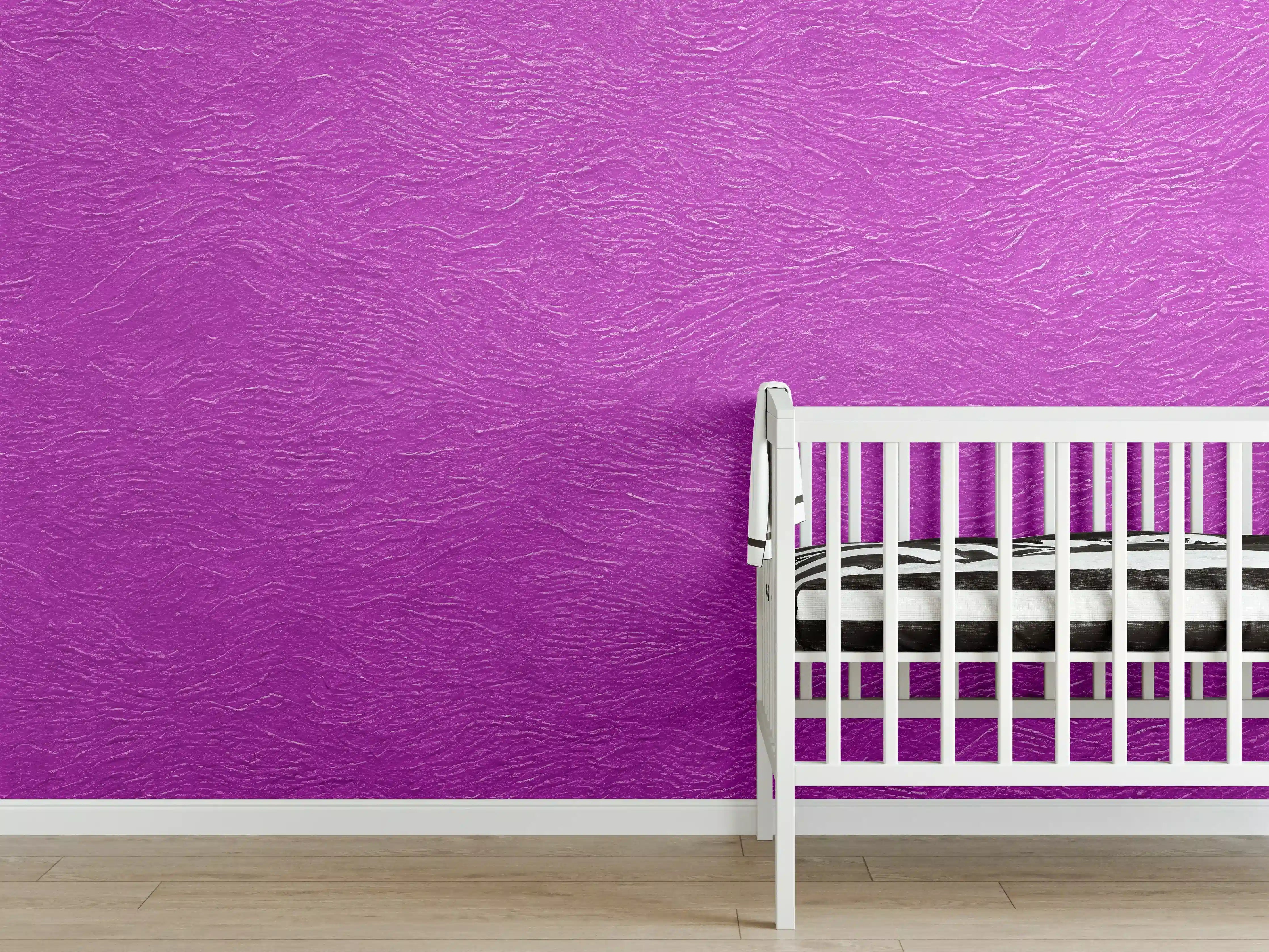 Babyzimmer Wandgestaltung - Violette Textur mit feiner Linienstruktur