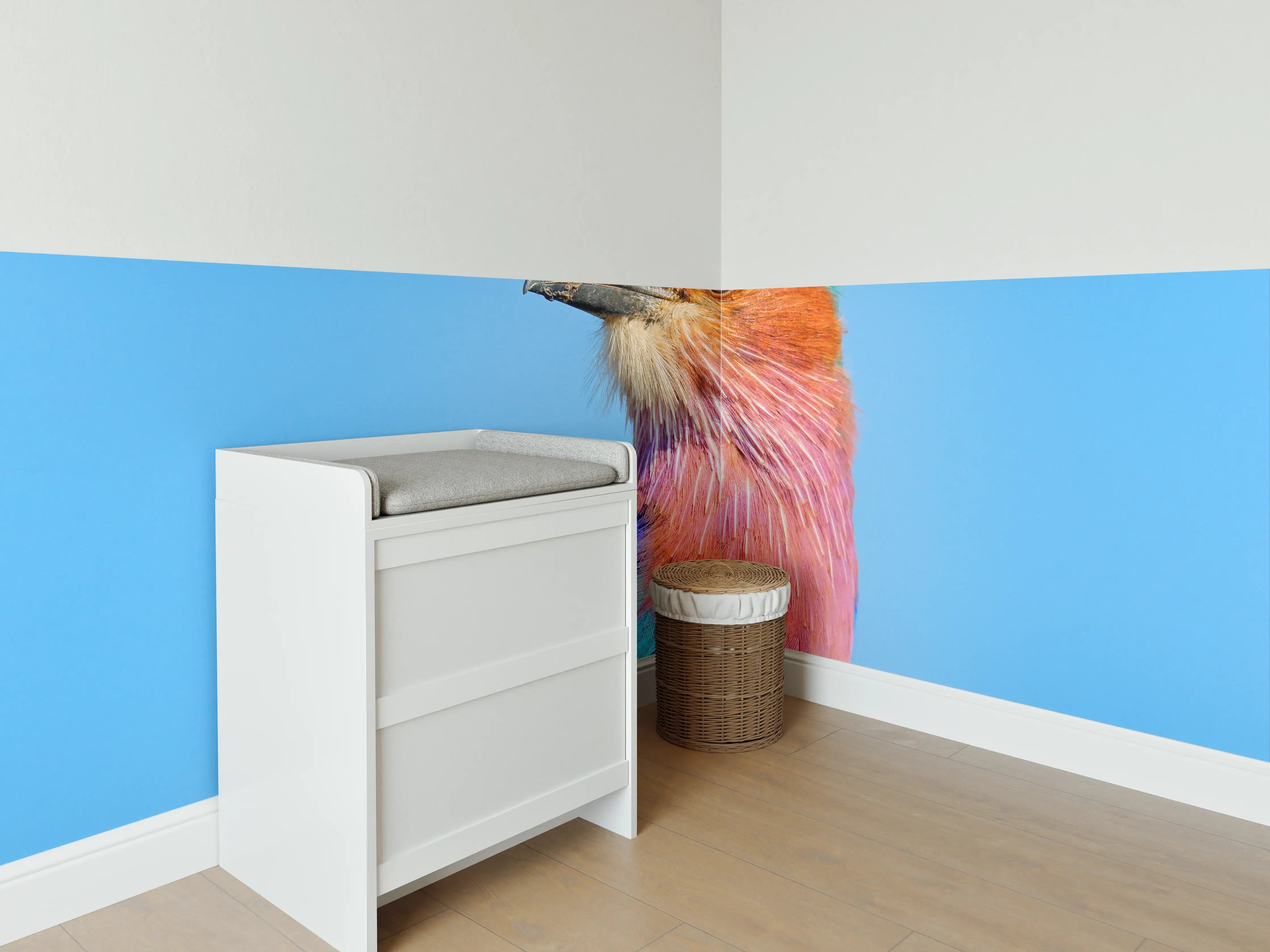 Babyzimmer Wandgestaltung - Vogel mit buntem Gefieder vor hellem Himmel