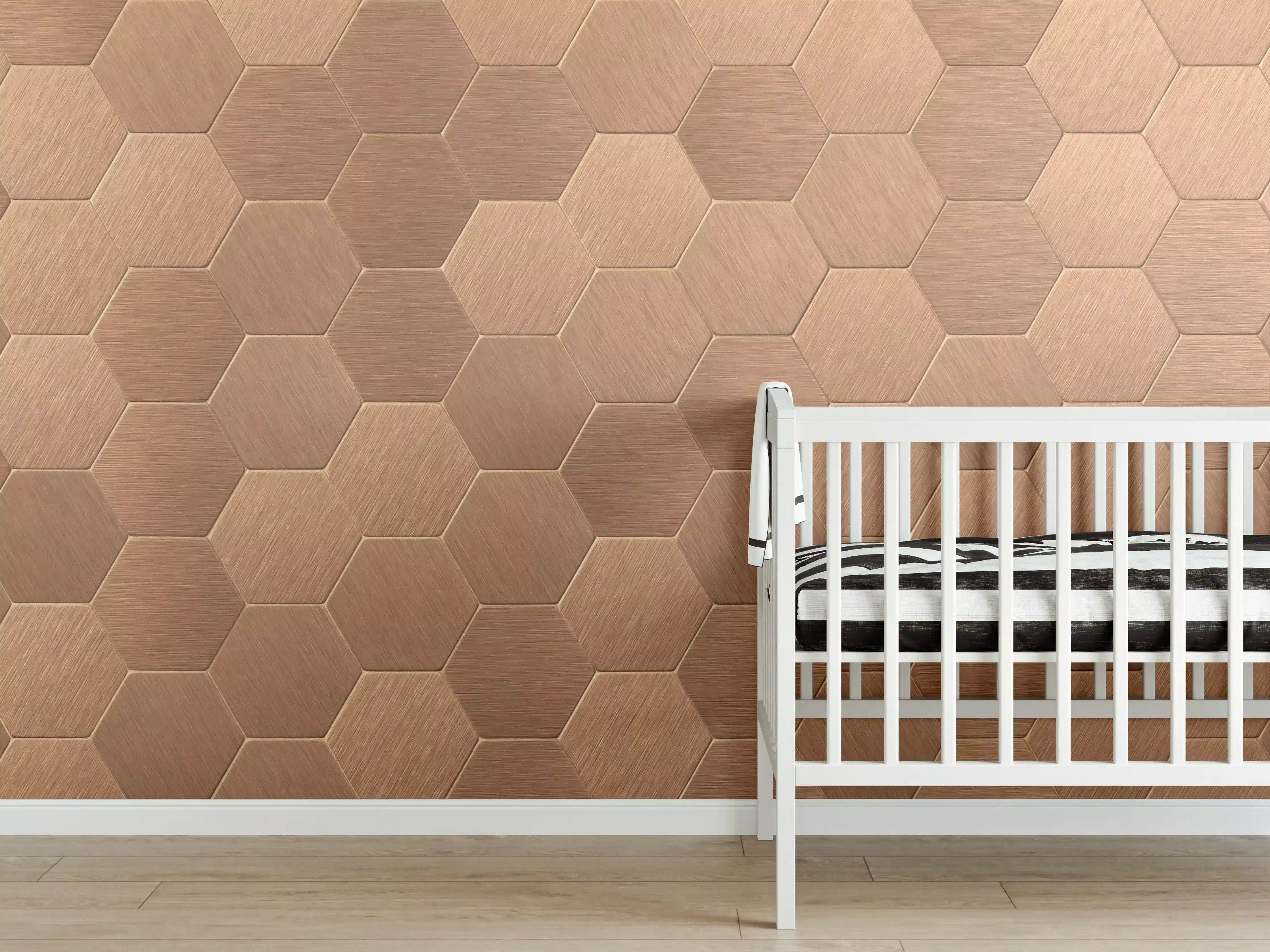 Babyzimmer Wandgestaltung - Wabenähnliche Holzmuster in warmen Tönen