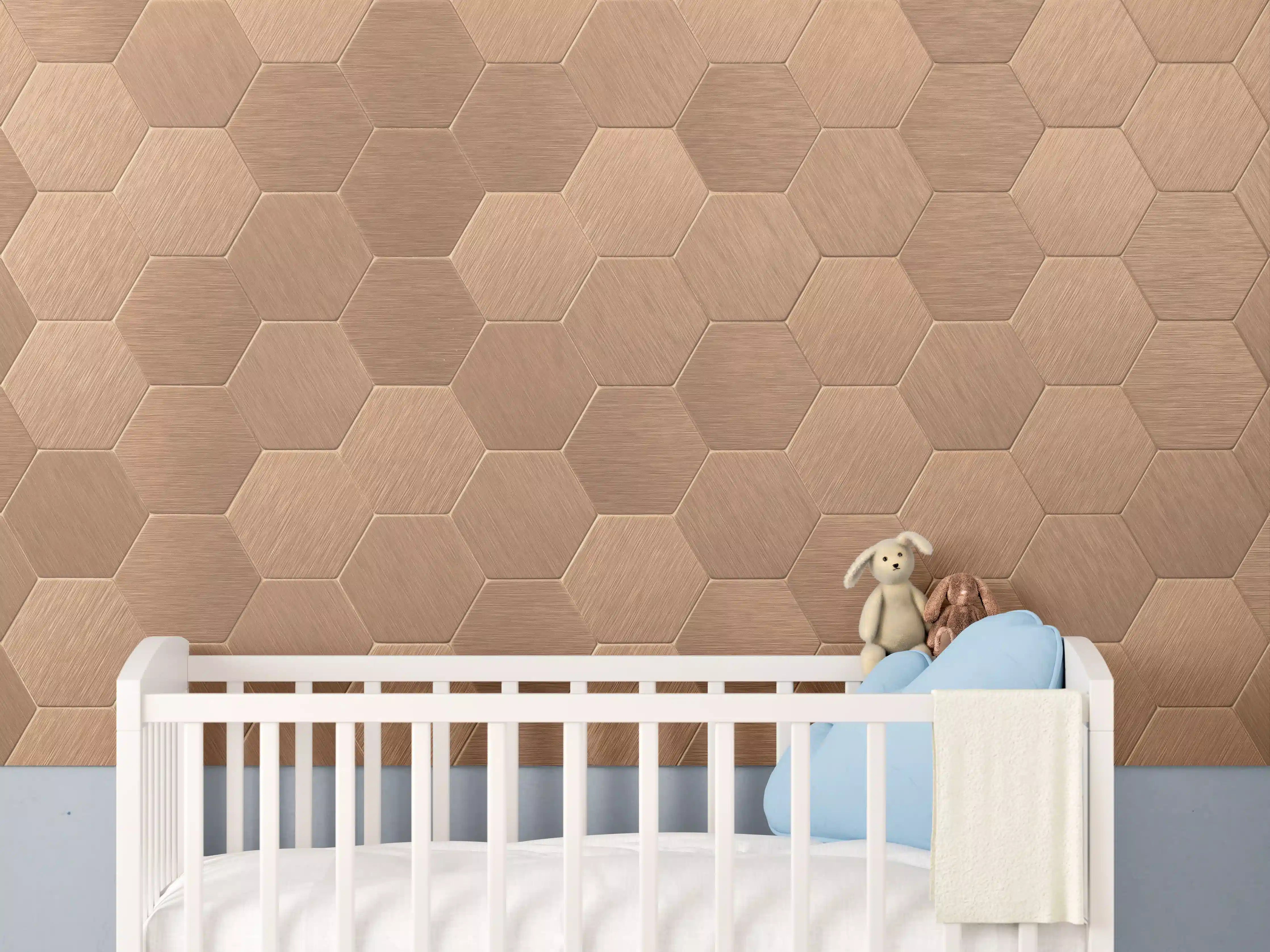 Babyzimmer Wandgestaltung - Wabenähnliche Holzmuster in warmen Tönen