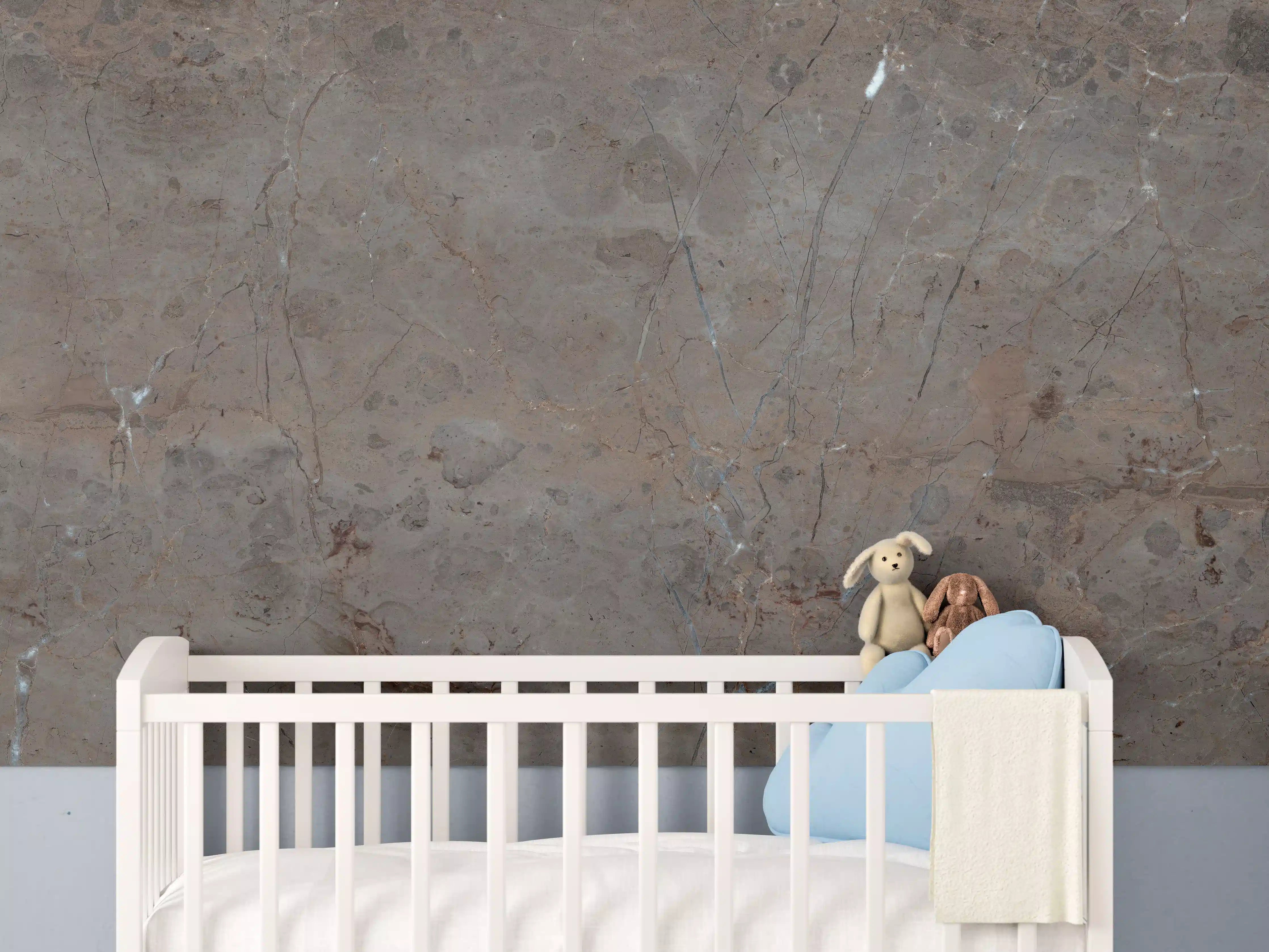 Babyzimmer Wandgestaltung - Warme Erdtöne Betonwand mit strukturierter Oberfläche