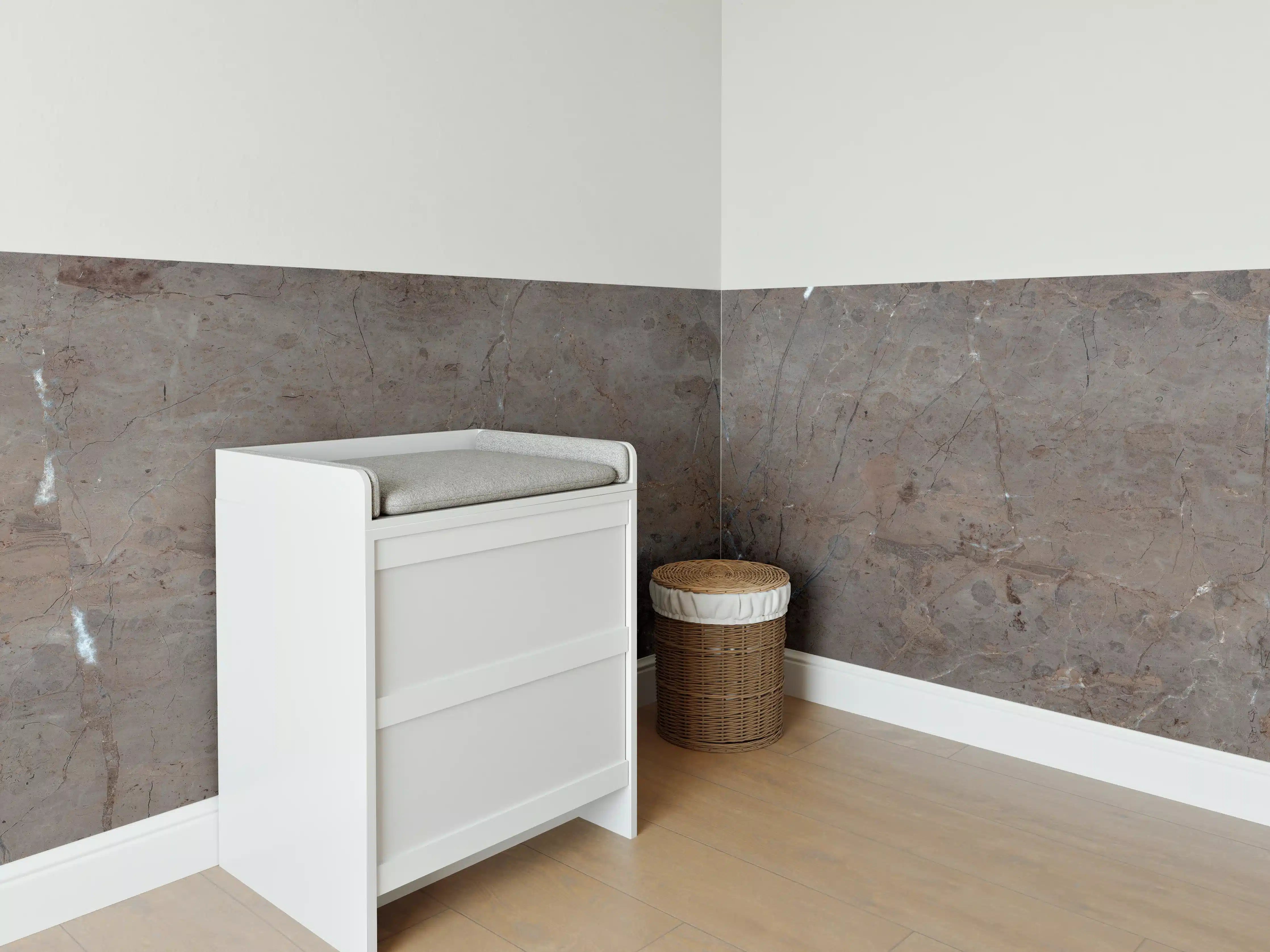 Babyzimmer Wandgestaltung - Warme Erdtöne Betonwand mit strukturierter Oberfläche
