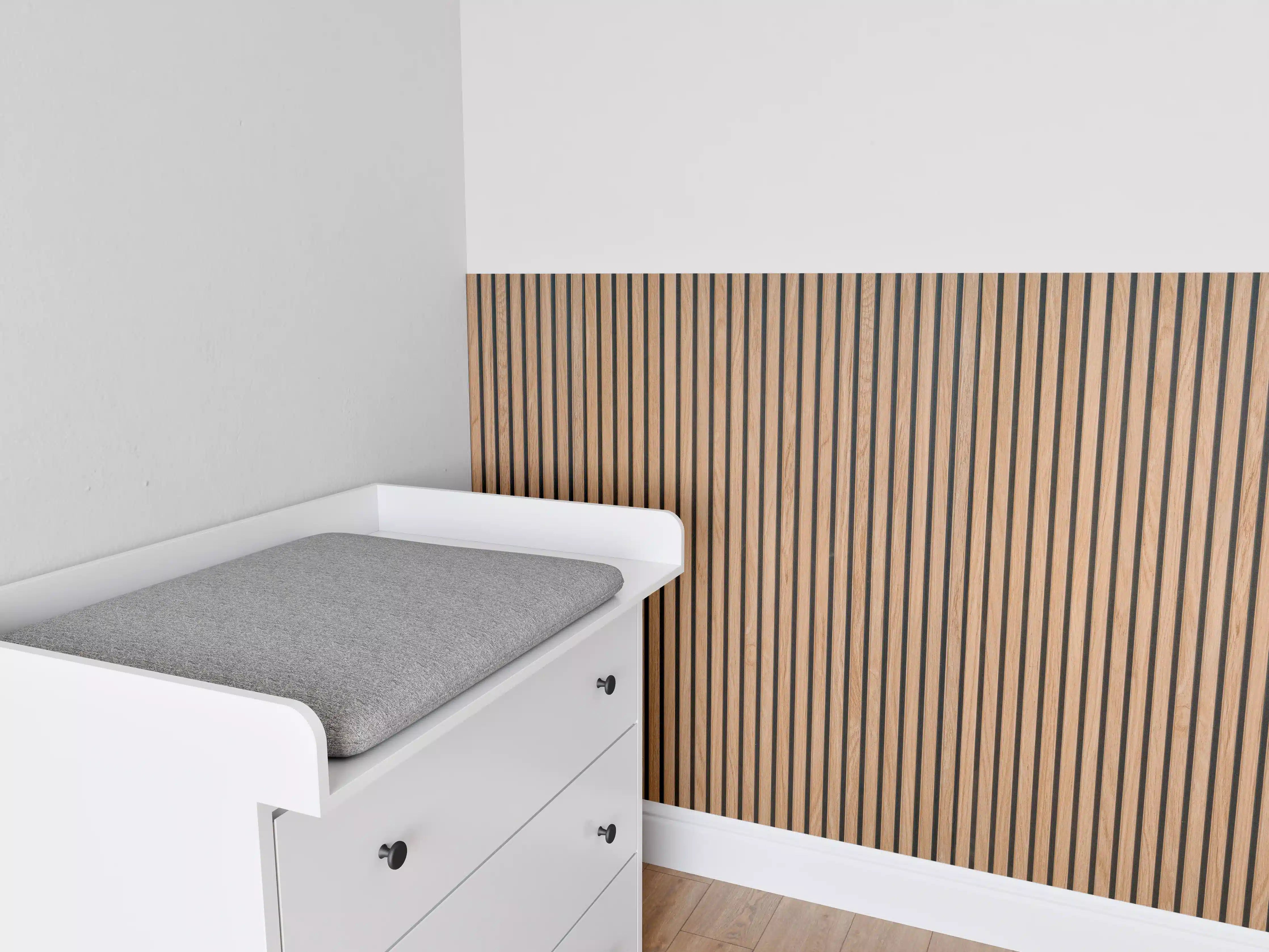 Babyzimmer Wandgestaltung - Warme Holzlamellen