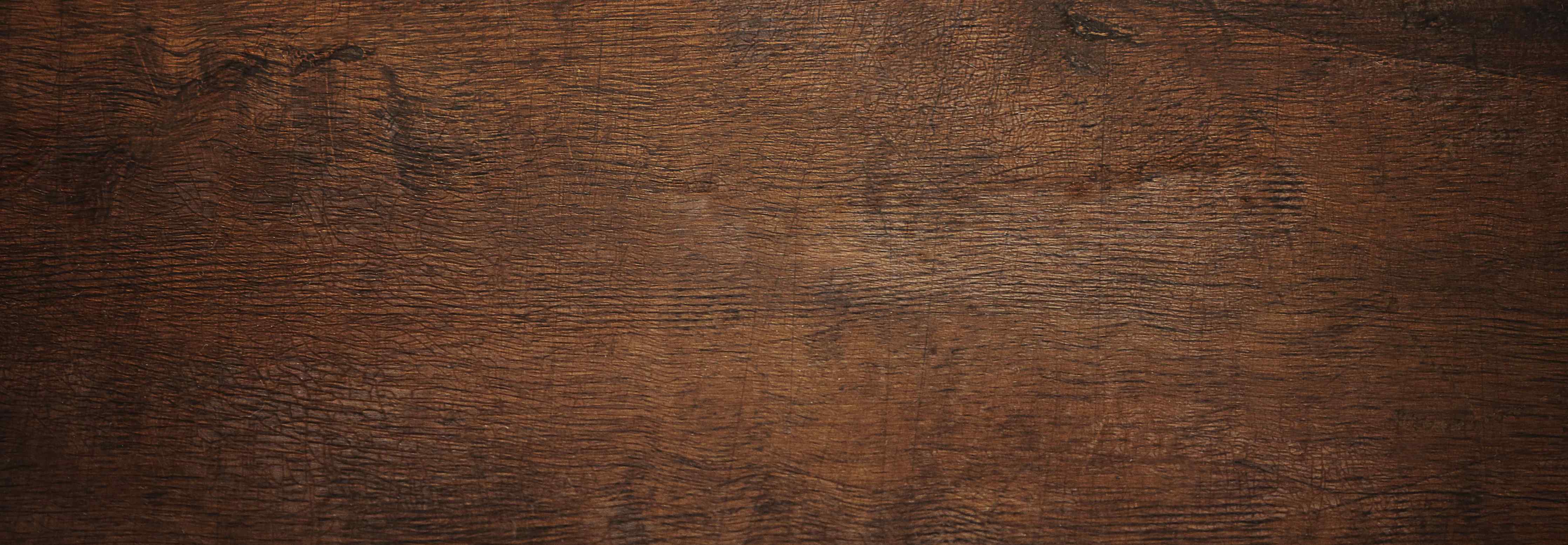 Babyzimmer Wandgestaltung-Warme Holzmaserung in Dunkelbraun
