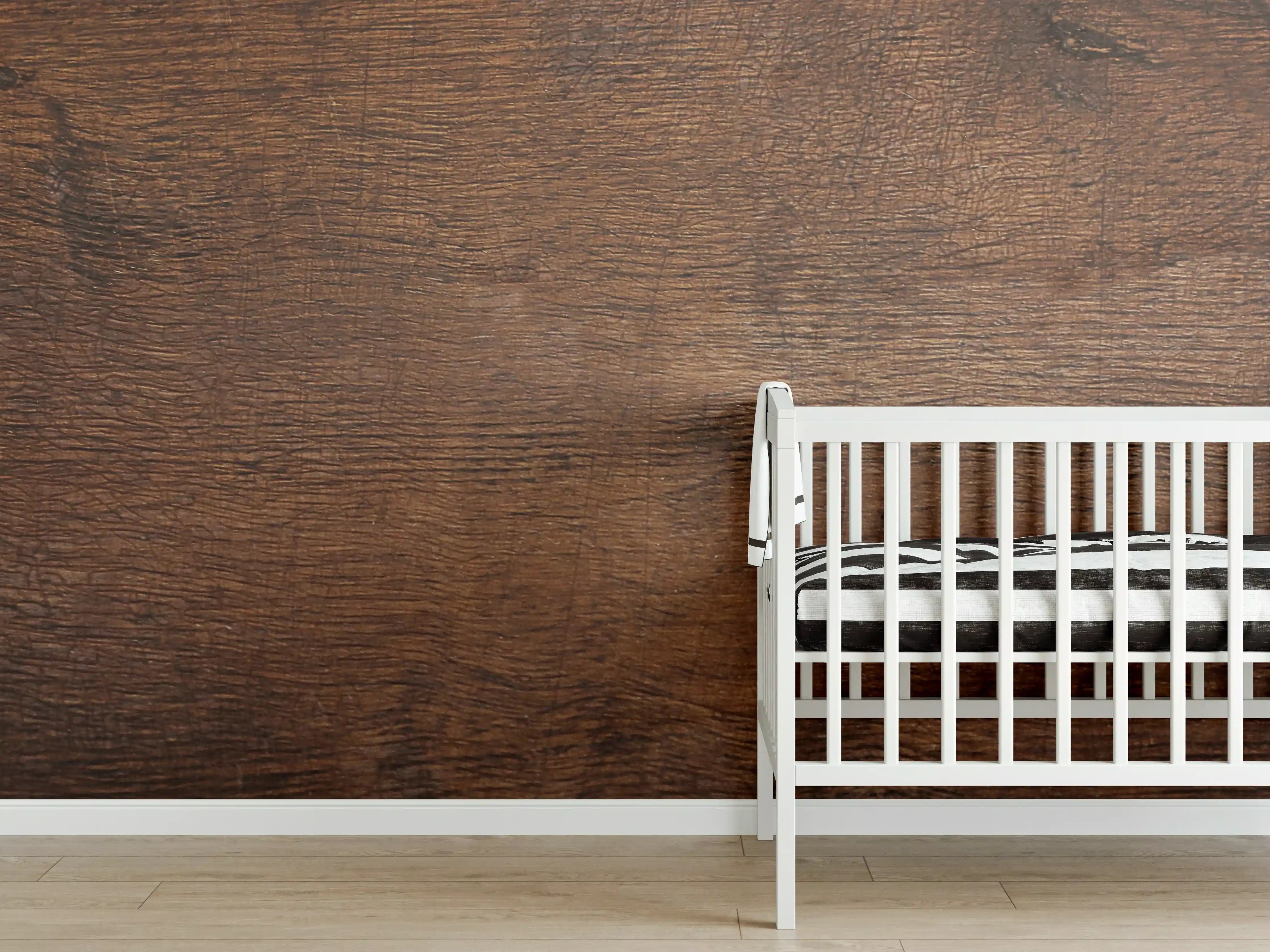 Babyzimmer Wandgestaltung - Warme Holzmaserung in Dunkelbraun