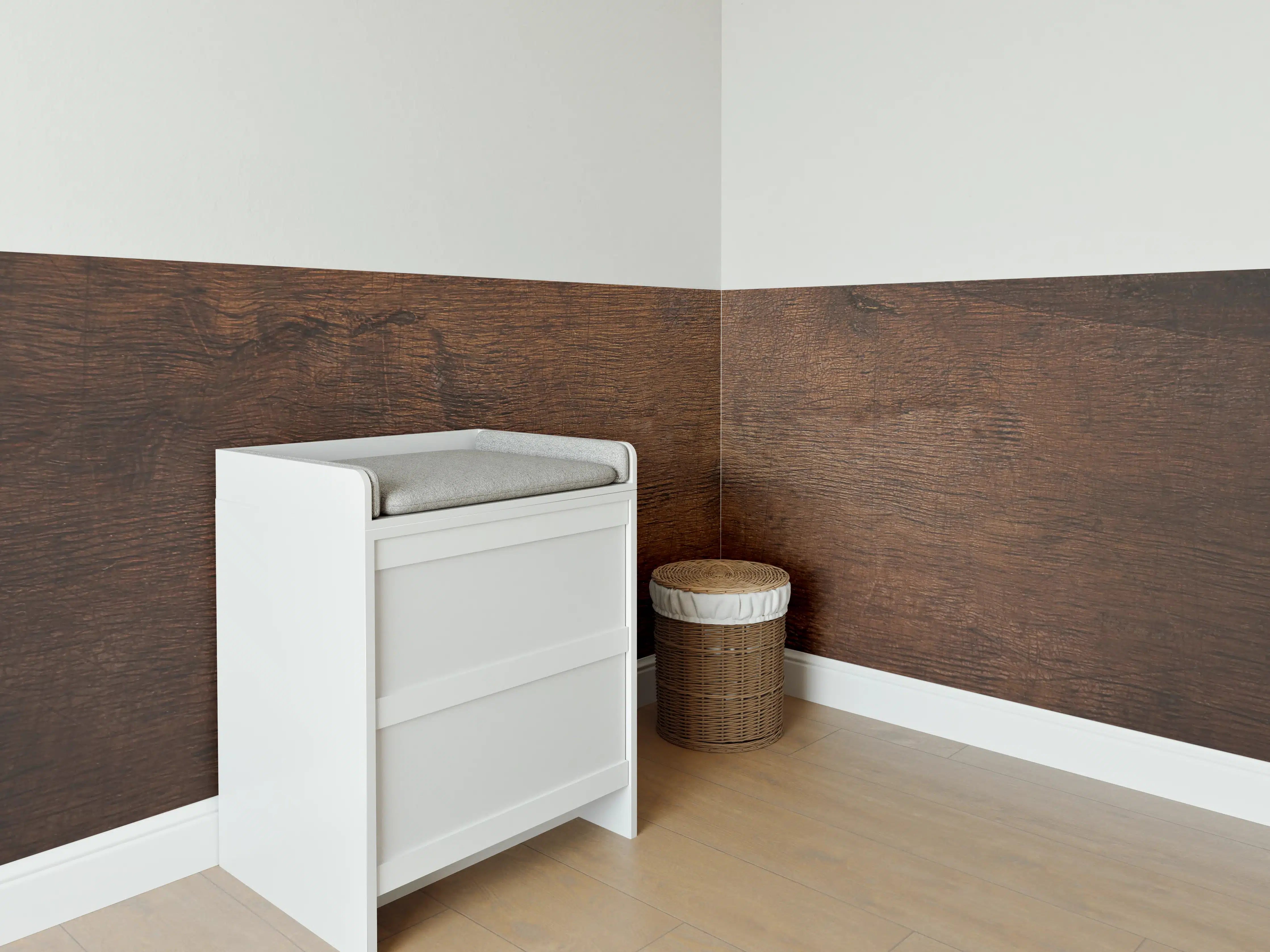 Babyzimmer Wandgestaltung - Warme Holzmaserung in Dunkelbraun