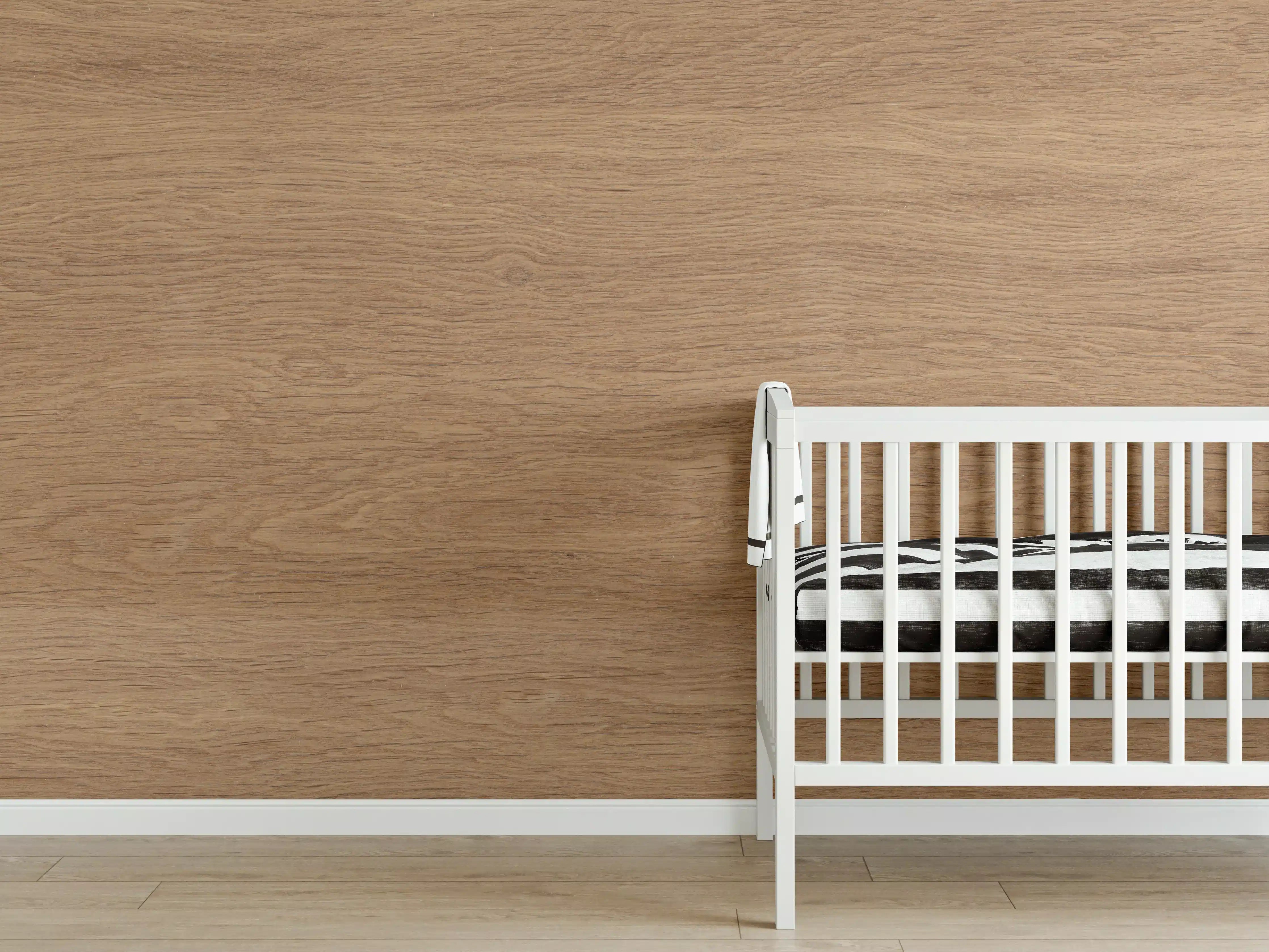 Babyzimmer Wandgestaltung - Warme Holznachbildung in Naturtönen